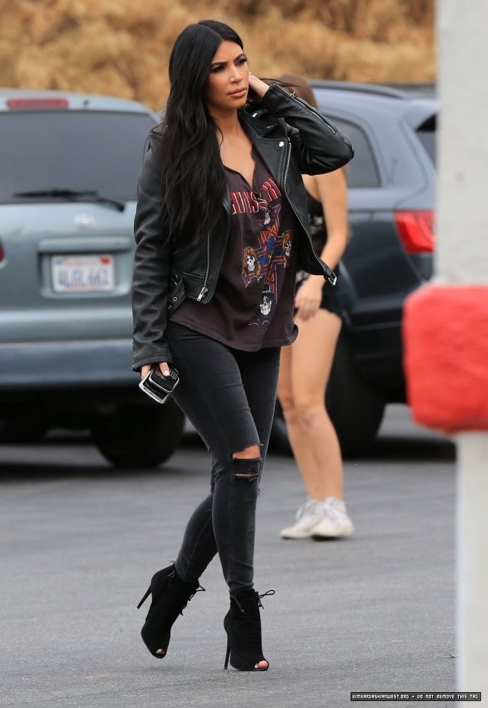 Kim Kardashian out with Khloe, Kourtney in Calabasas