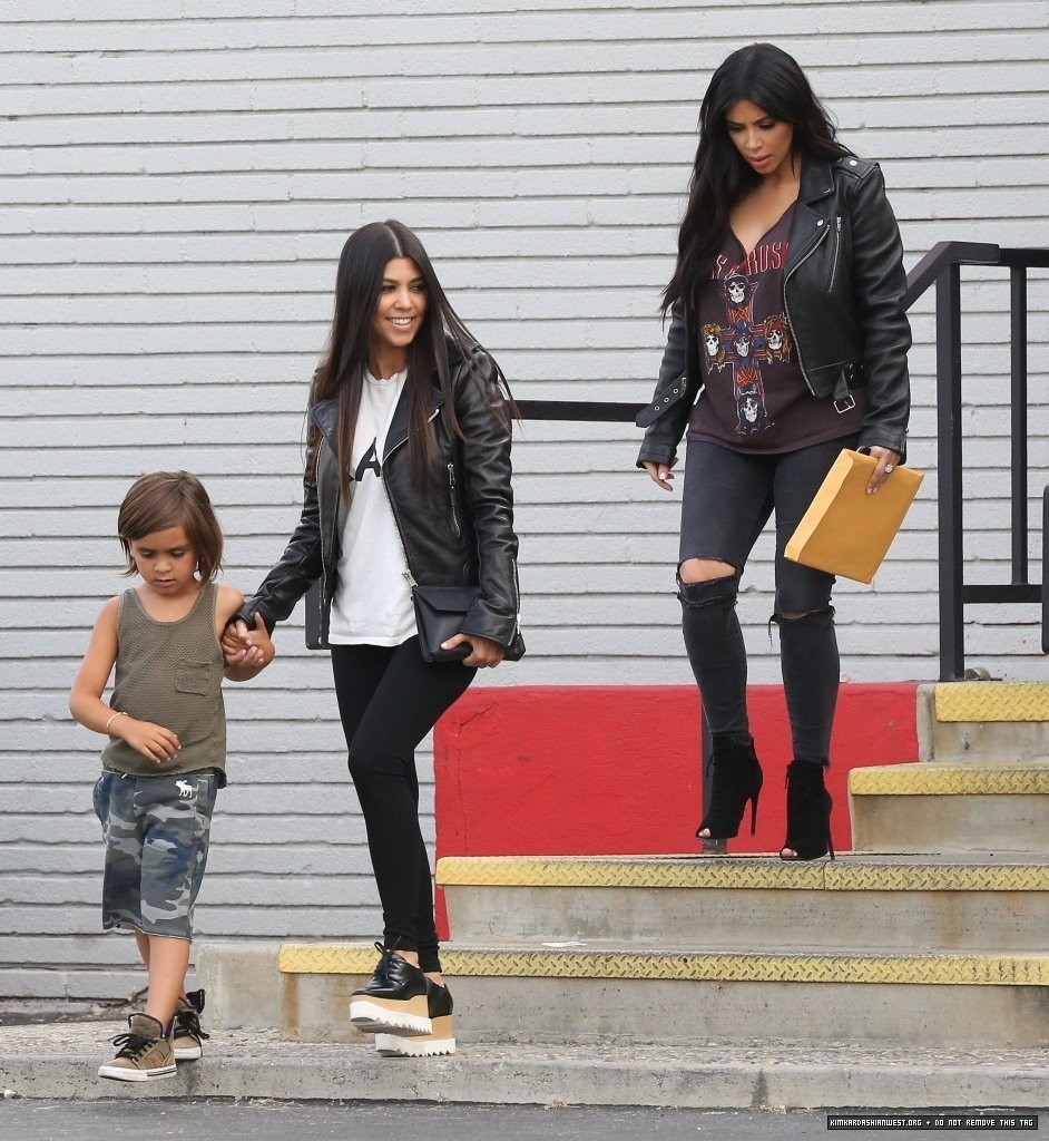 Kim Kardashian out with Khloe, Kourtney in Calabasas