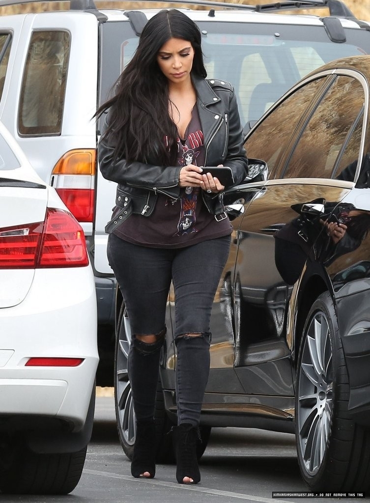 Kim Kardashian out with Khloe, Kourtney in Calabasas