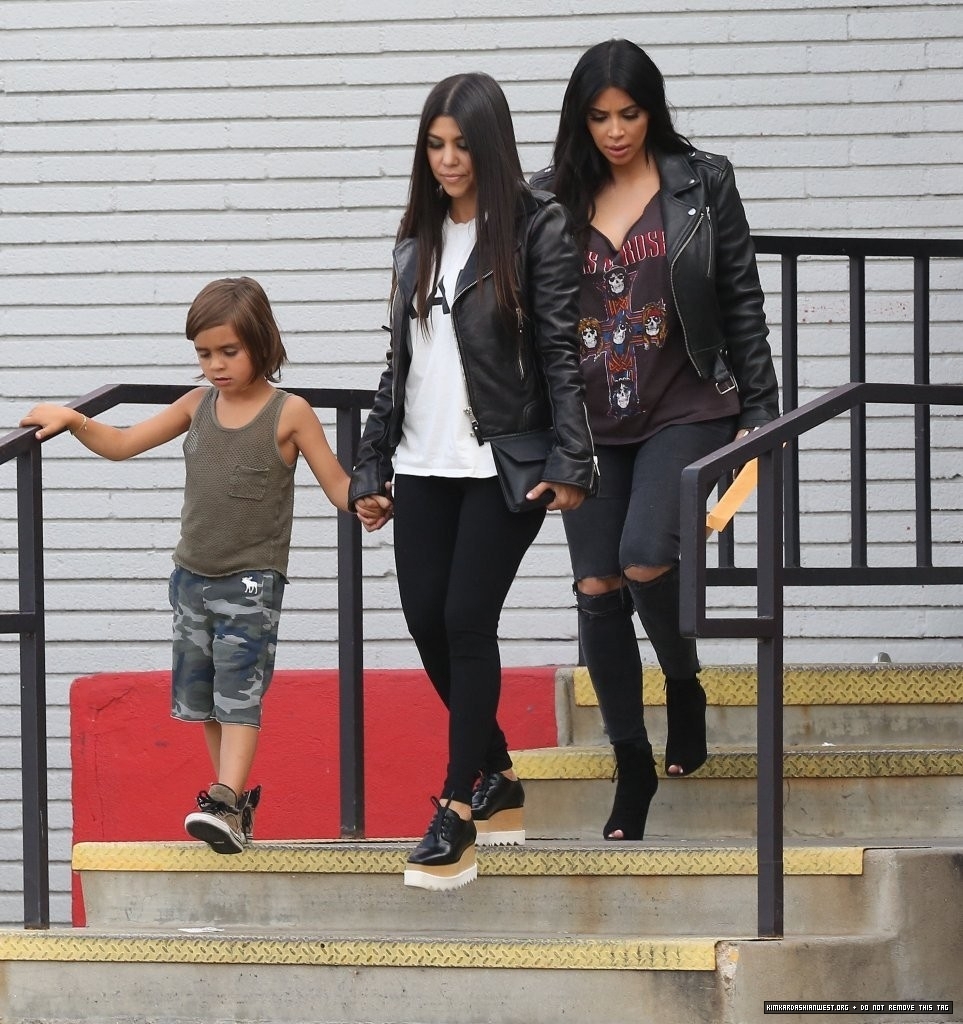 Kim Kardashian out with Khloe, Kourtney in Calabasas