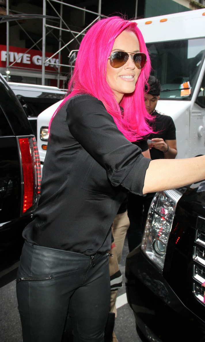 Jenny McCarthy shows off her new hot pink