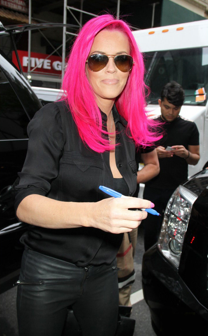 Jenny McCarthy shows off her new hot pink