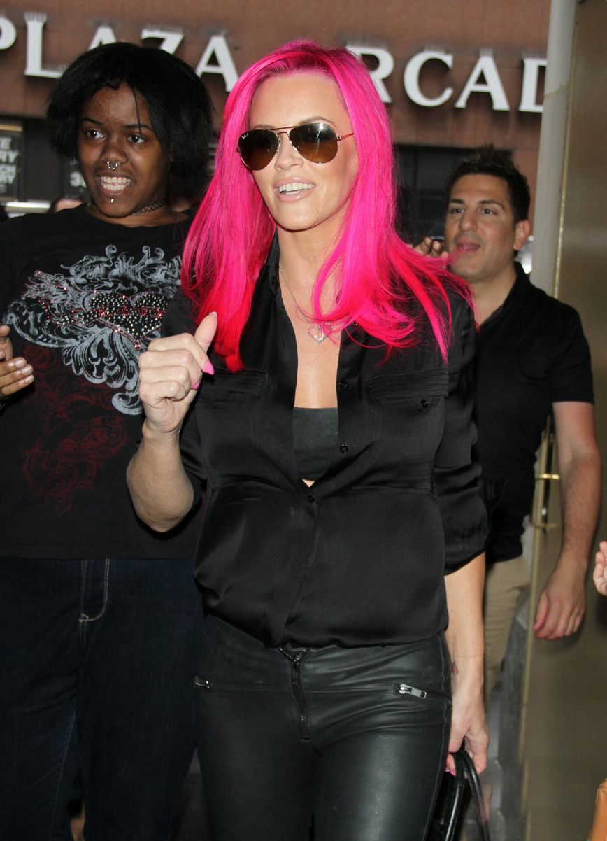 Jenny McCarthy shows off her new hot pink