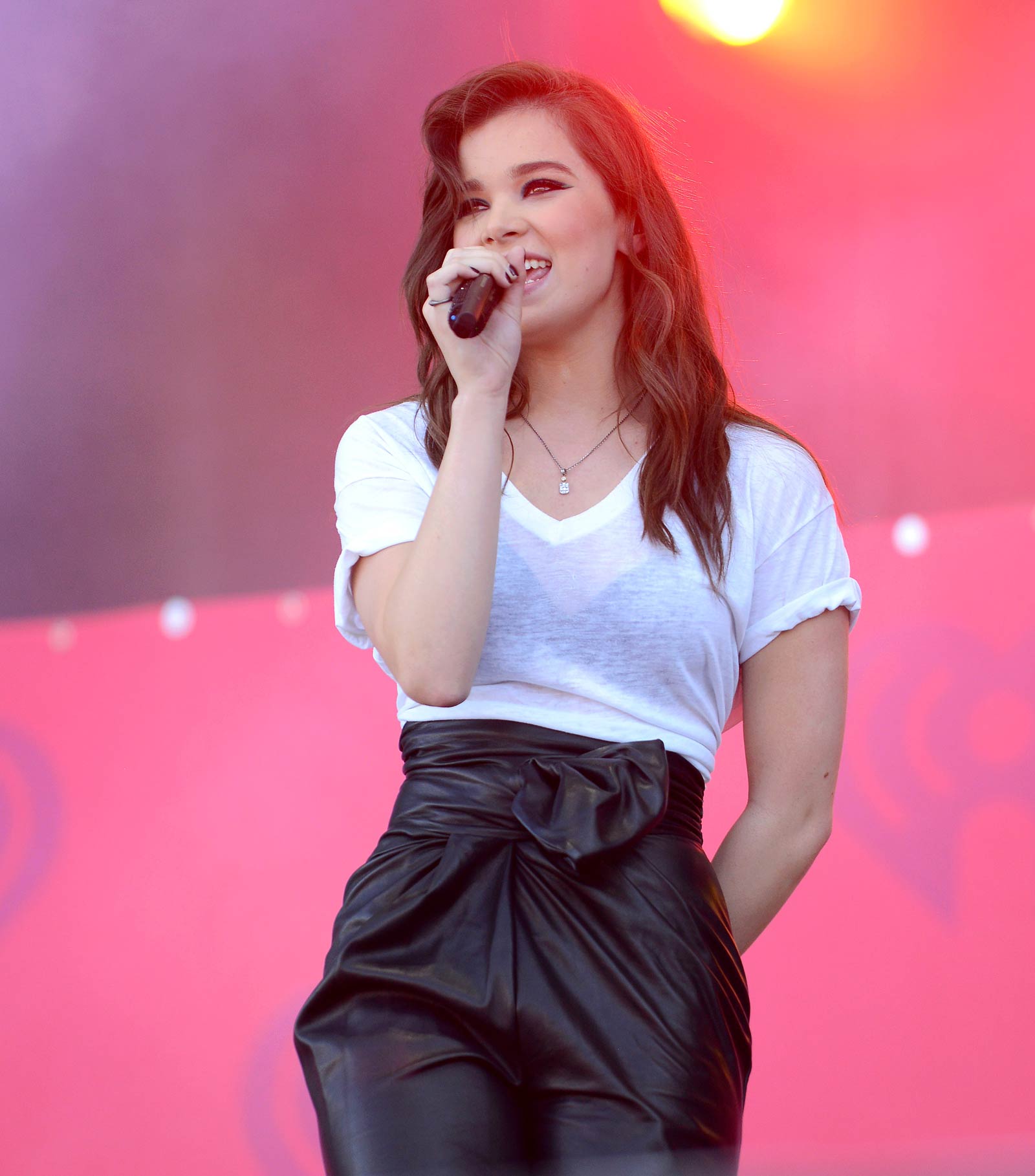 Hailee Steinfeld performs at 2015 iHeartRadio Music Festival