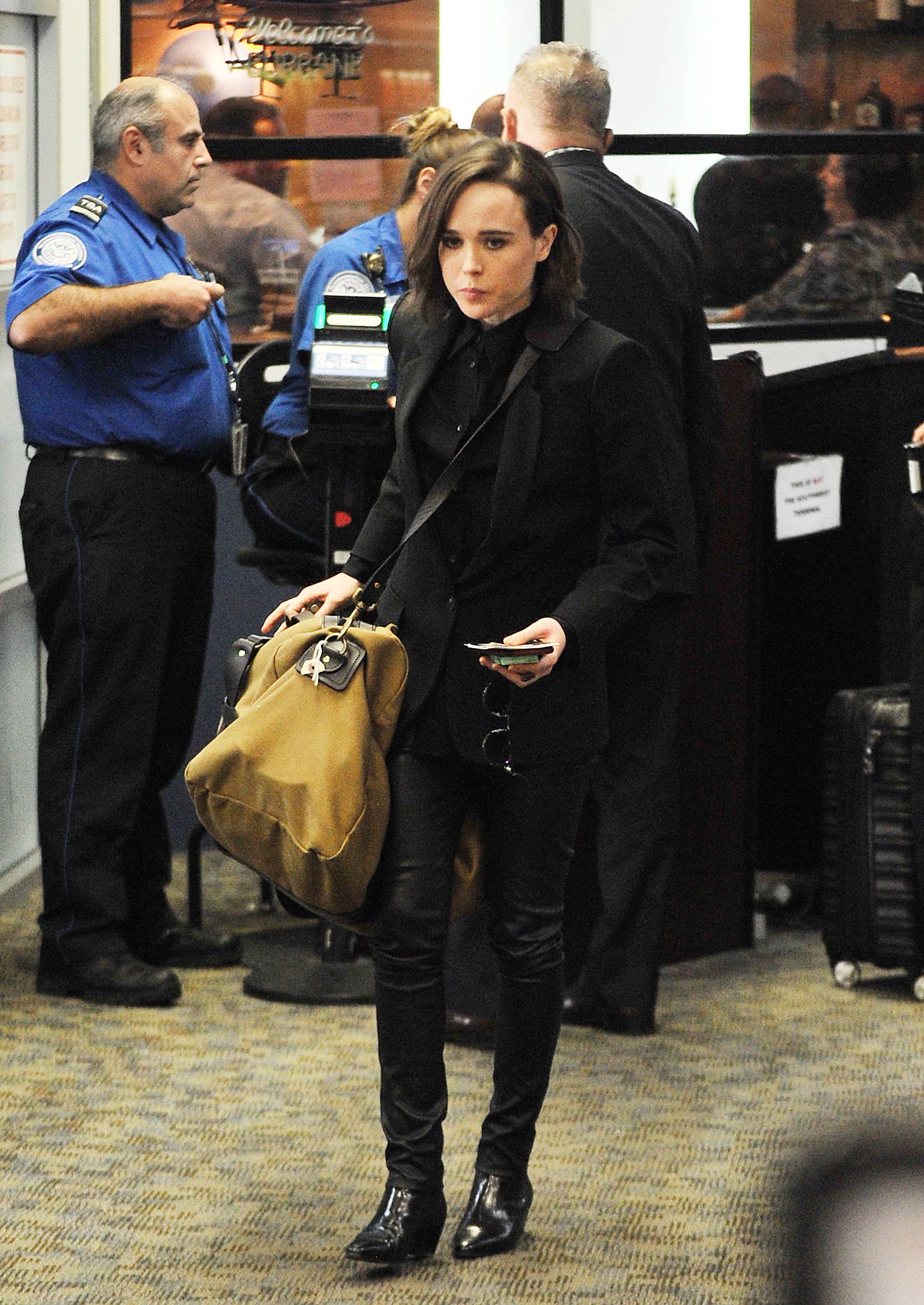 Ellen Page catching a flight to San Francisco