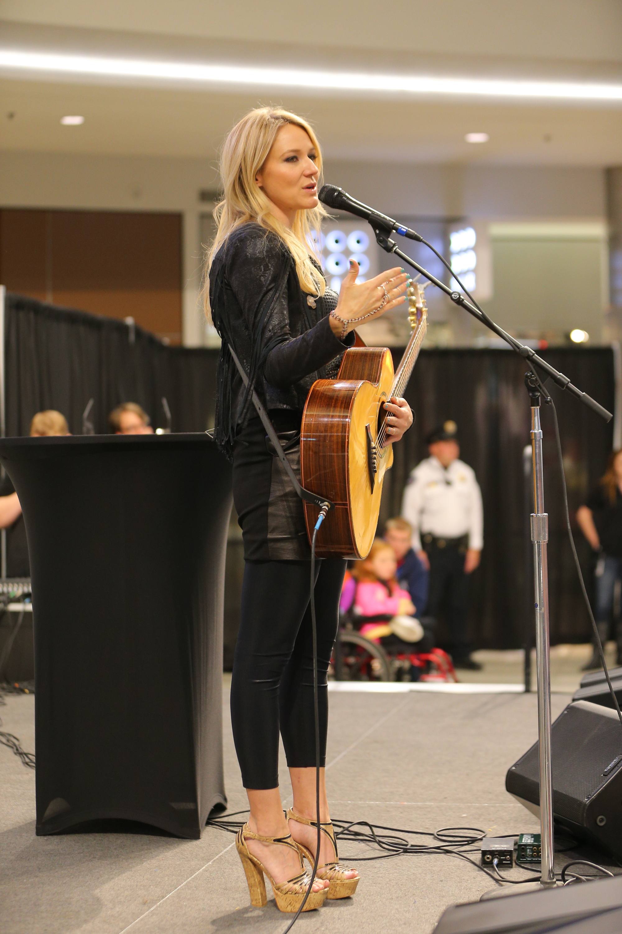 Jewel Kilcher performs and greet with fans at Mall of America