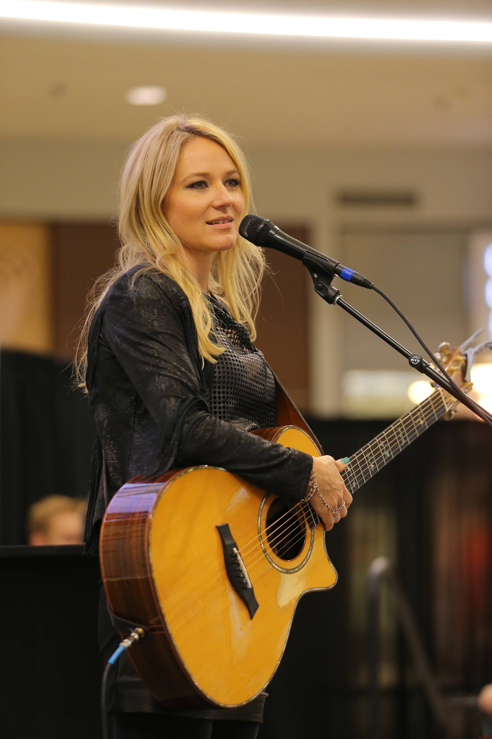 Jewel Kilcher performs and greet with fans at Mall of America