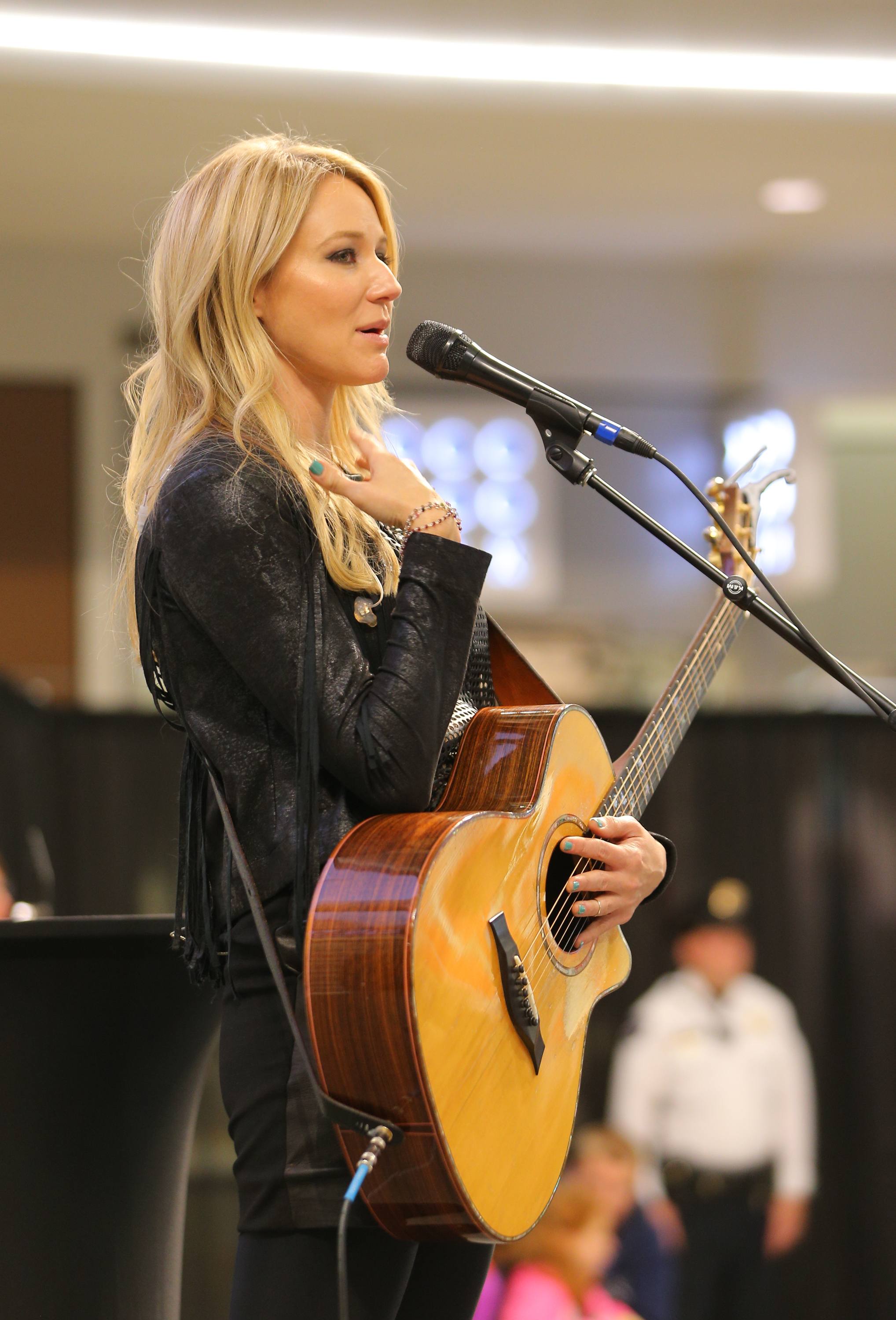 Jewel Kilcher performs and greet with fans at Mall of America