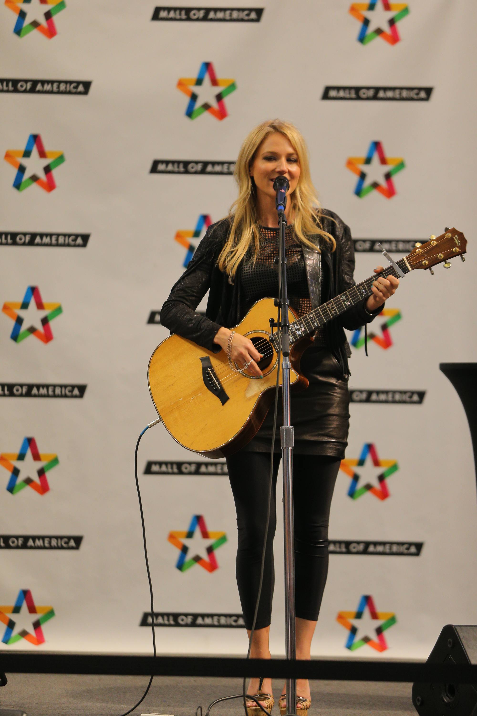 Jewel Kilcher performs and greet with fans at Mall of America