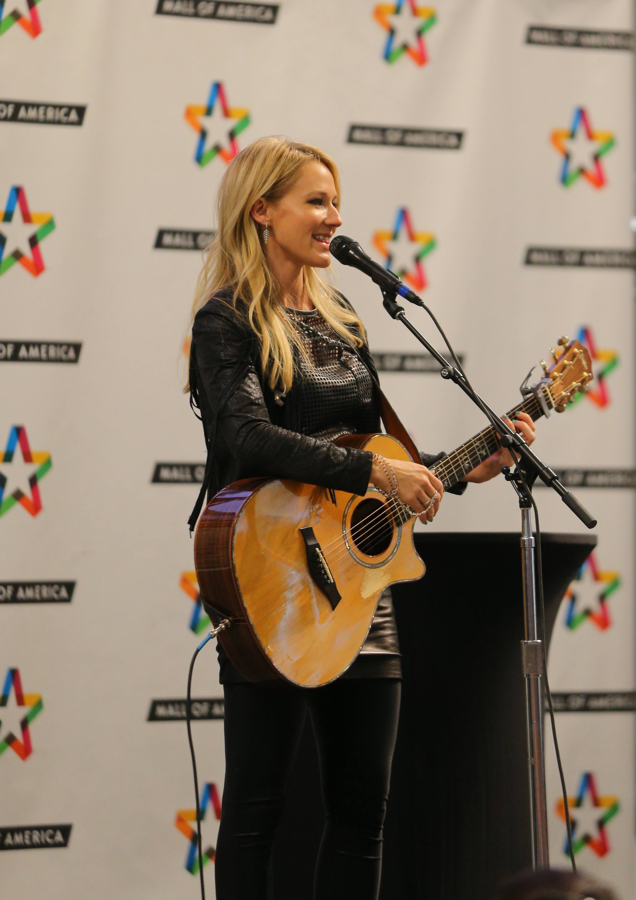 Jewel Kilcher performs and greet with fans at Mall of America