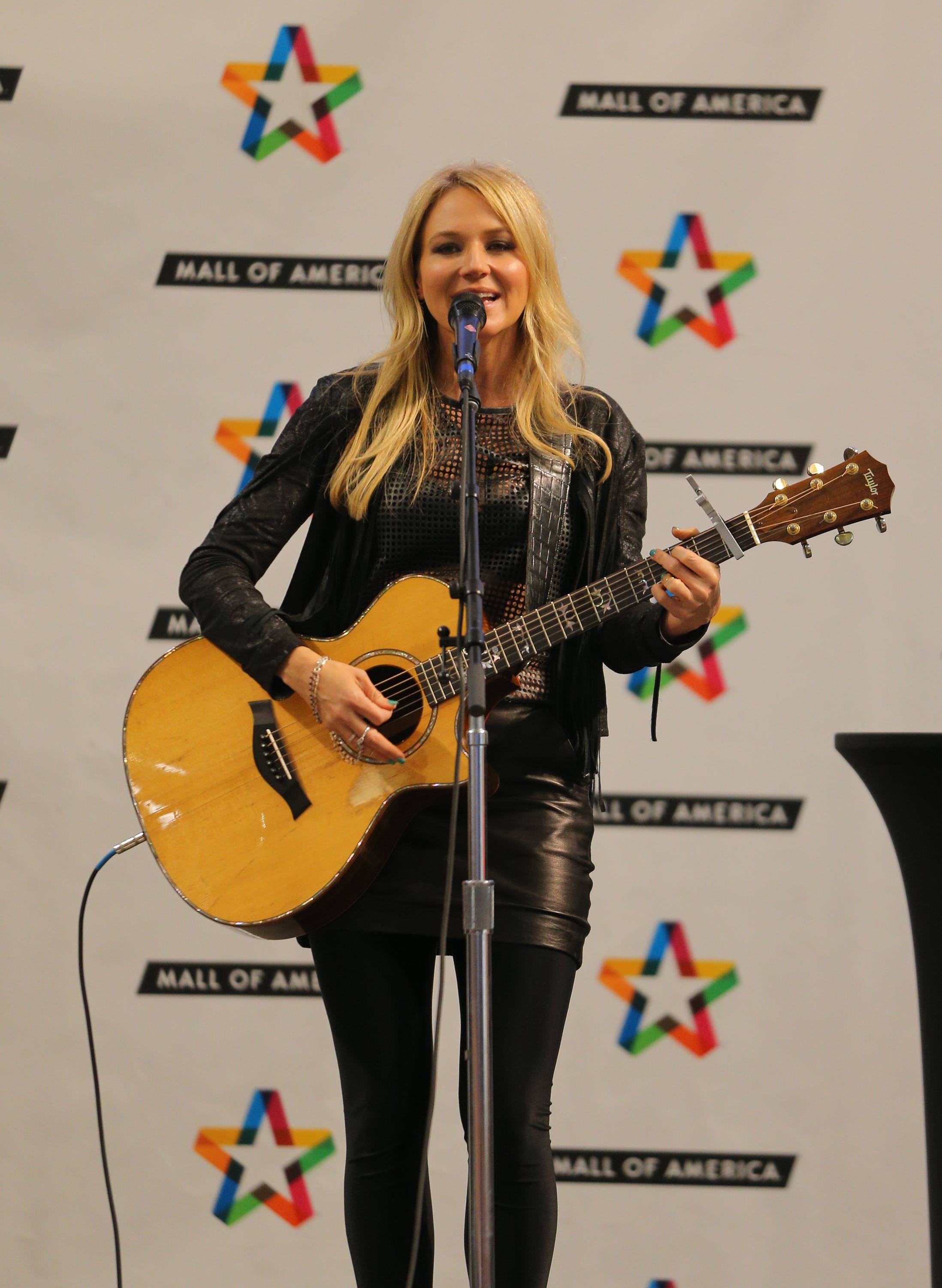 Jewel Kilcher performs and greet with fans at Mall of America