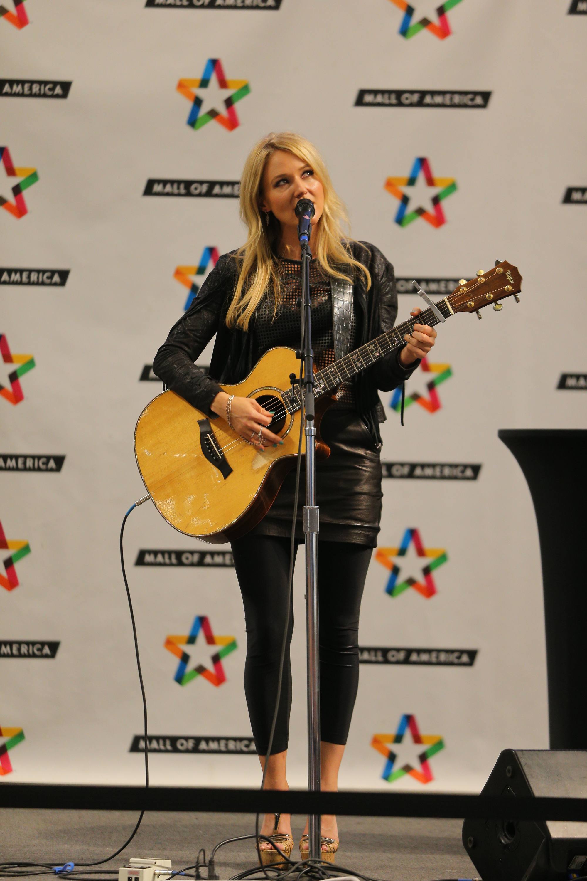 Jewel Kilcher performs and greet with fans at Mall of America