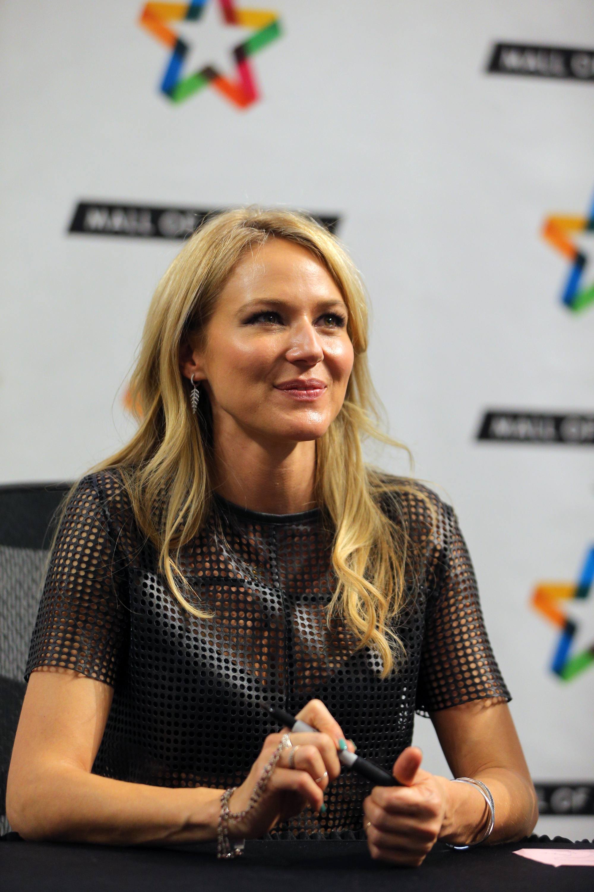 Jewel Kilcher performs and greet with fans at Mall of America