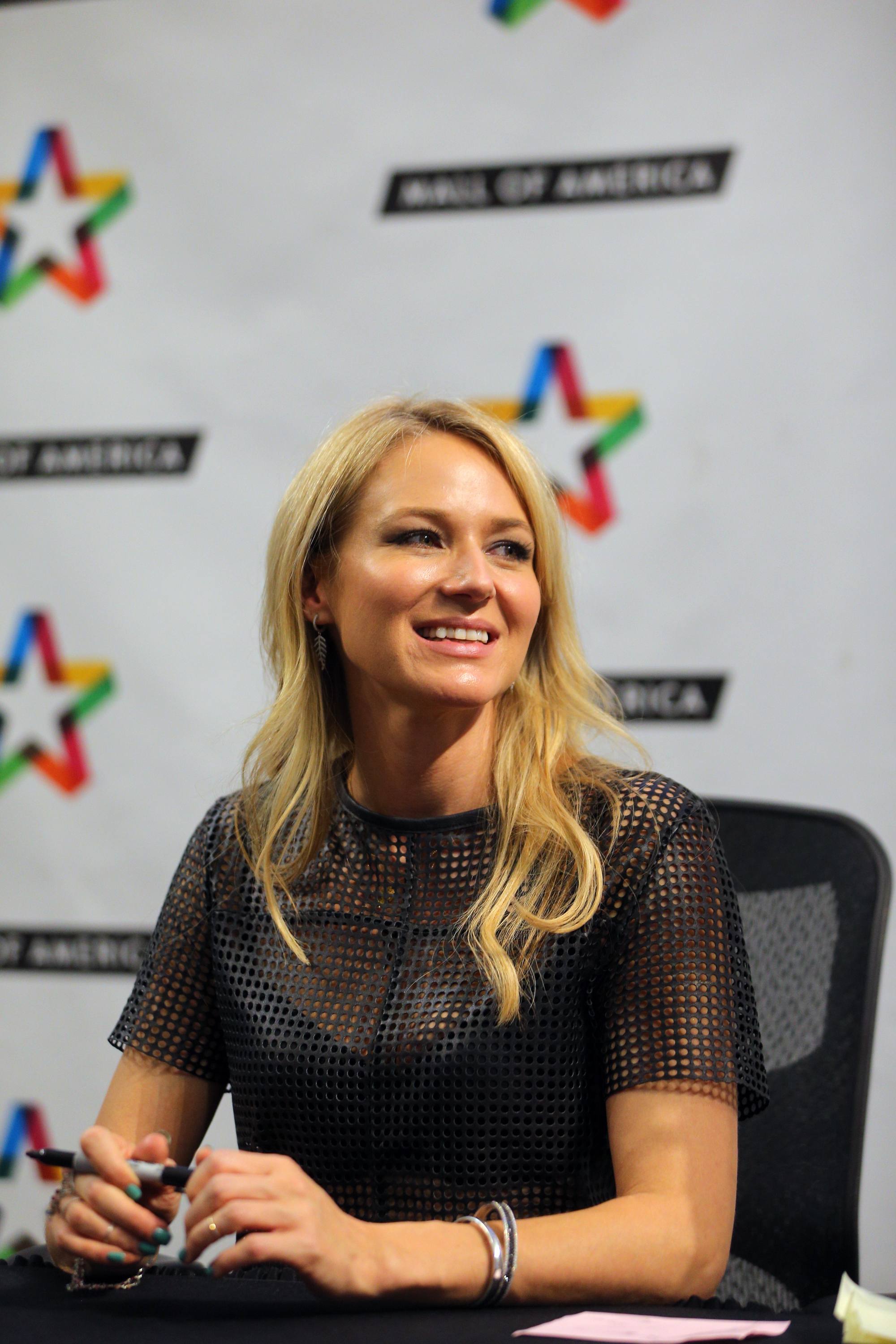 Jewel Kilcher performs and greet with fans at Mall of America