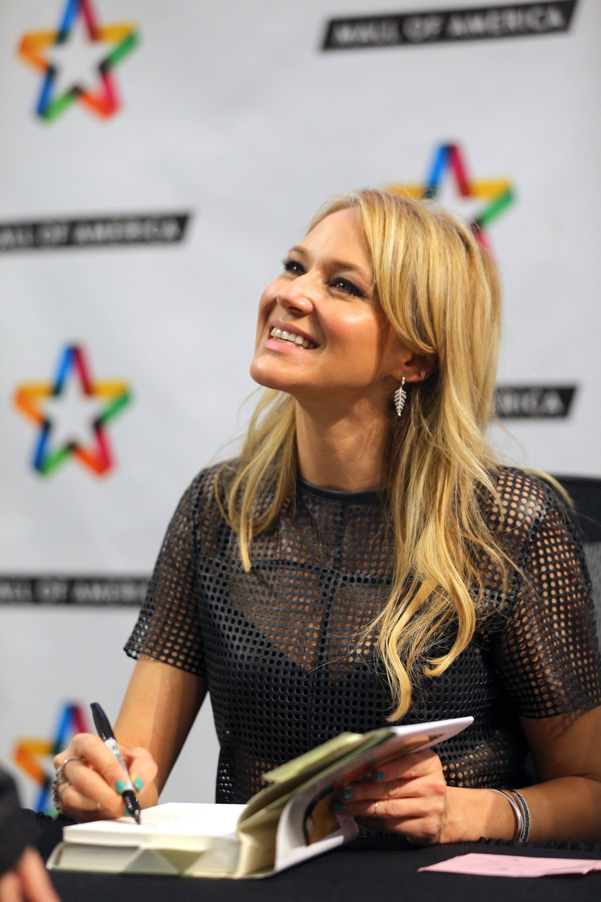 Jewel Kilcher performs and greet with fans at Mall of America