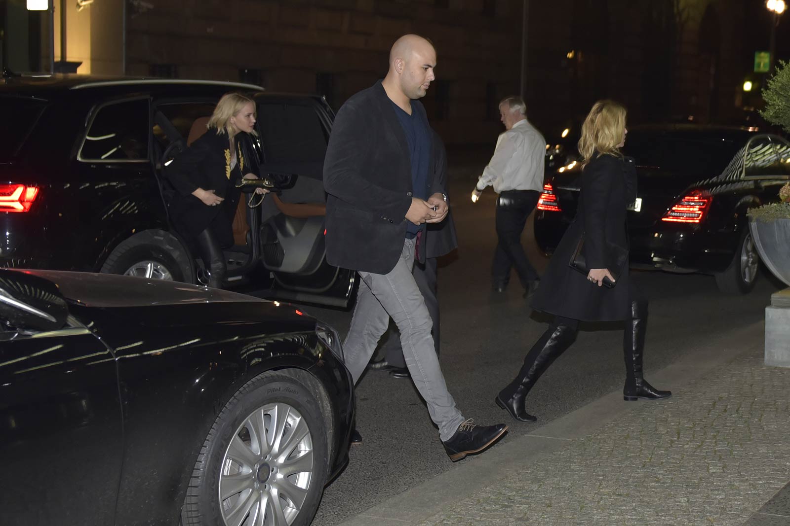 Jennifer Lawrence arriving at Borchardt Restaurant