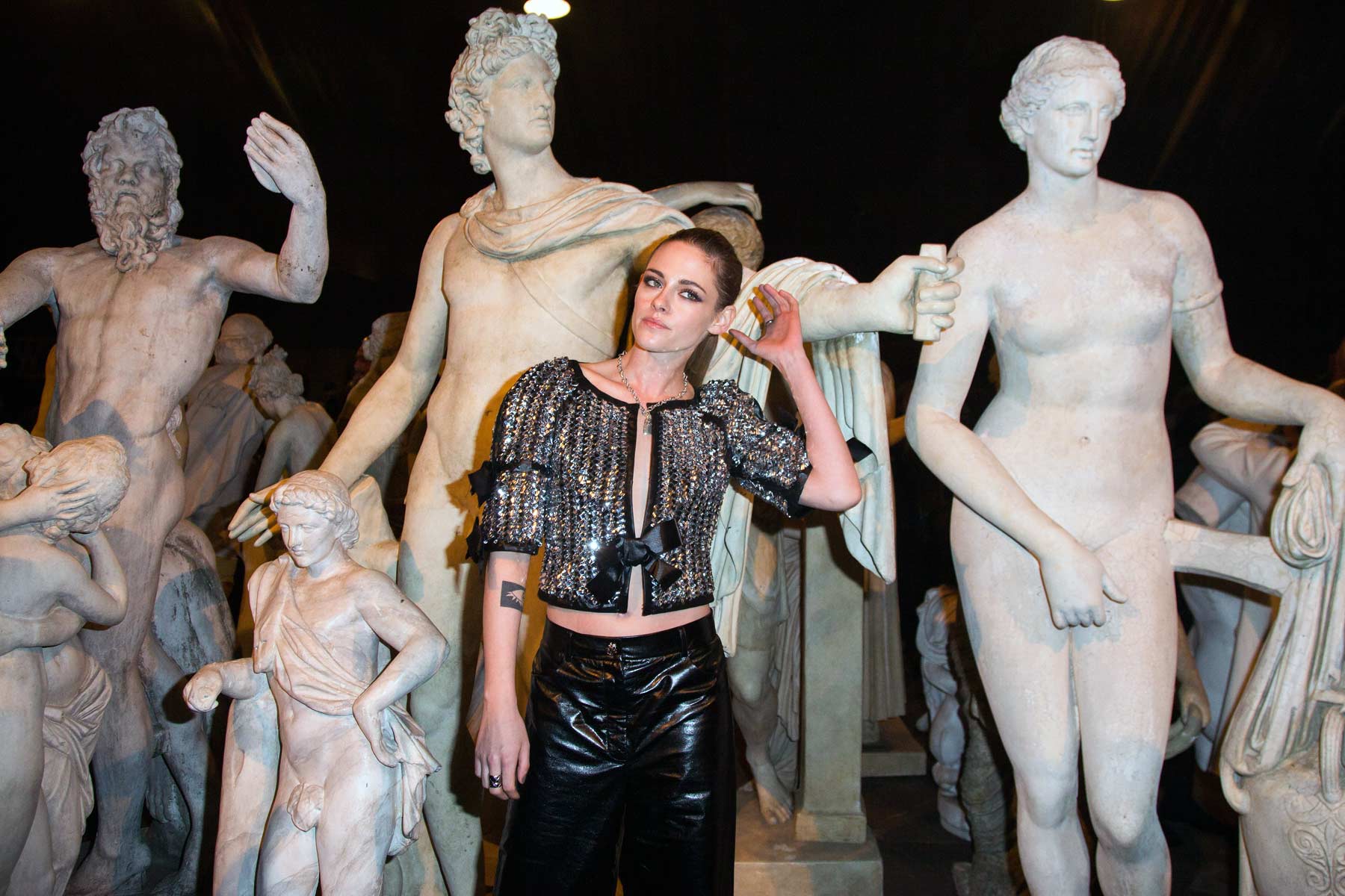 Kristen Stewart attends the Chanel Metiers d’Art 2015/16 Fashion Show