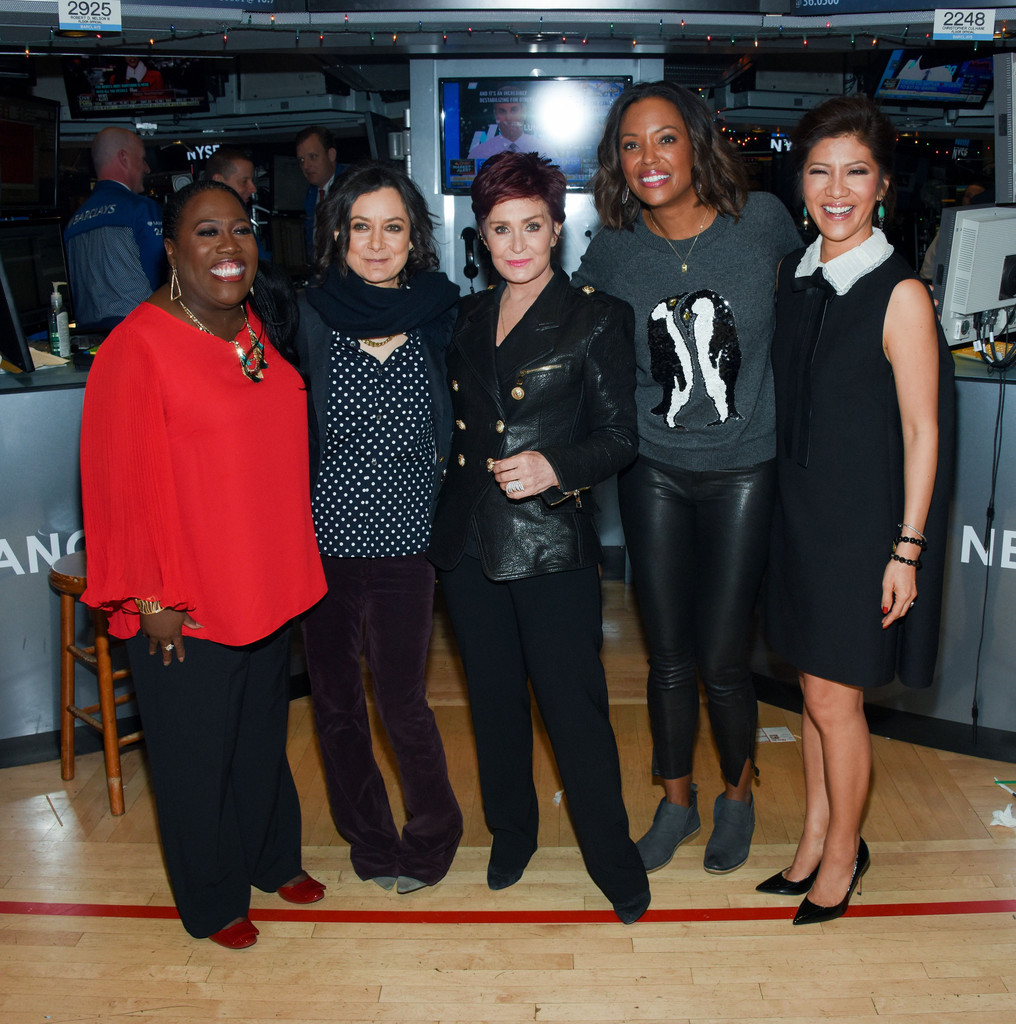 Aisha Tyler rings the closing bell at the New York Stock Exchange