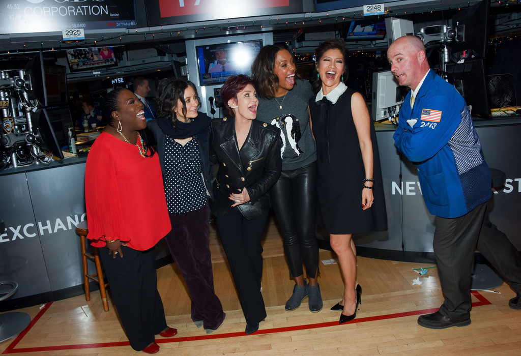 Aisha Tyler rings the closing bell at the New York Stock Exchange