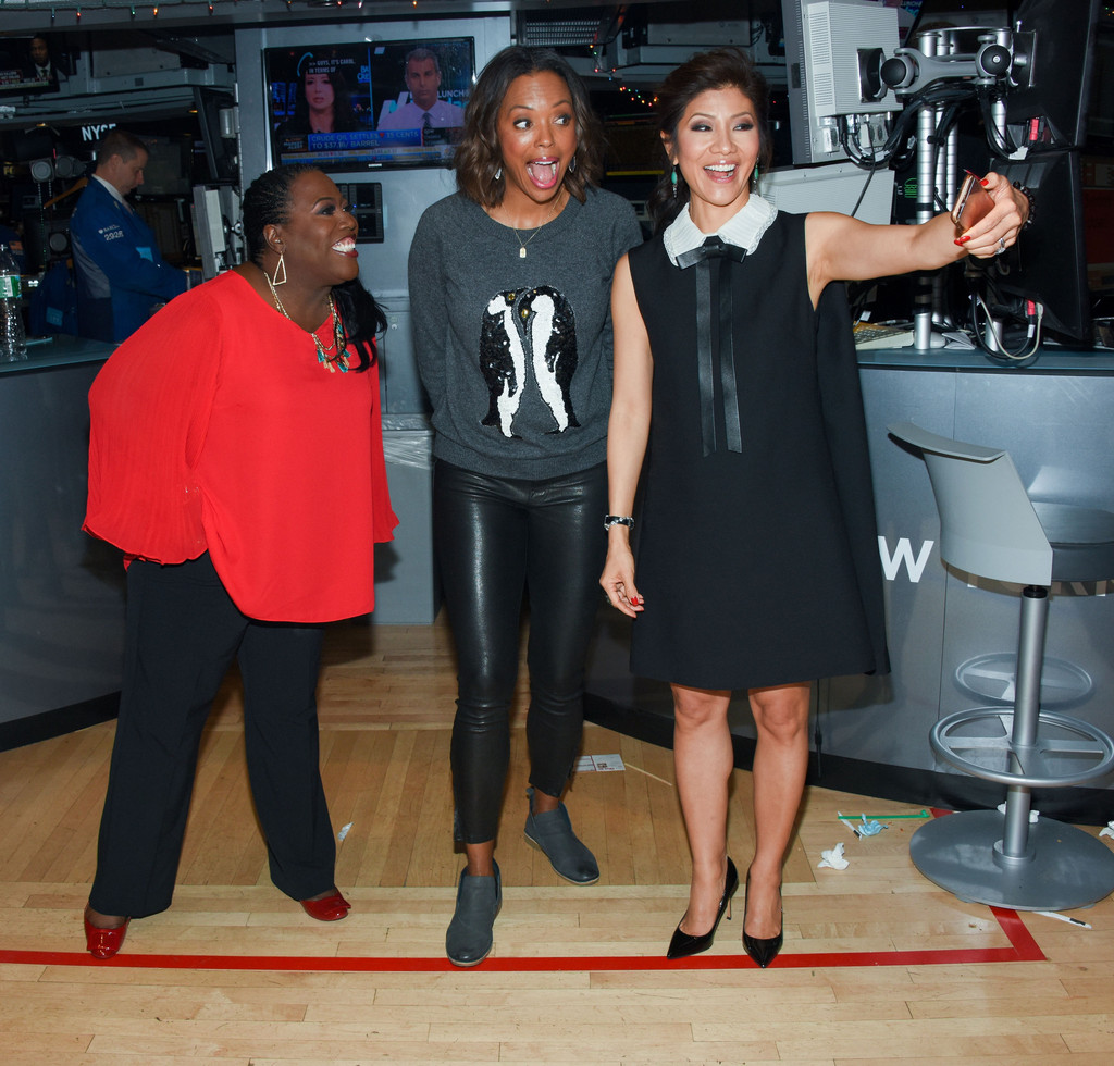 Aisha Tyler rings the closing bell at the New York Stock Exchange