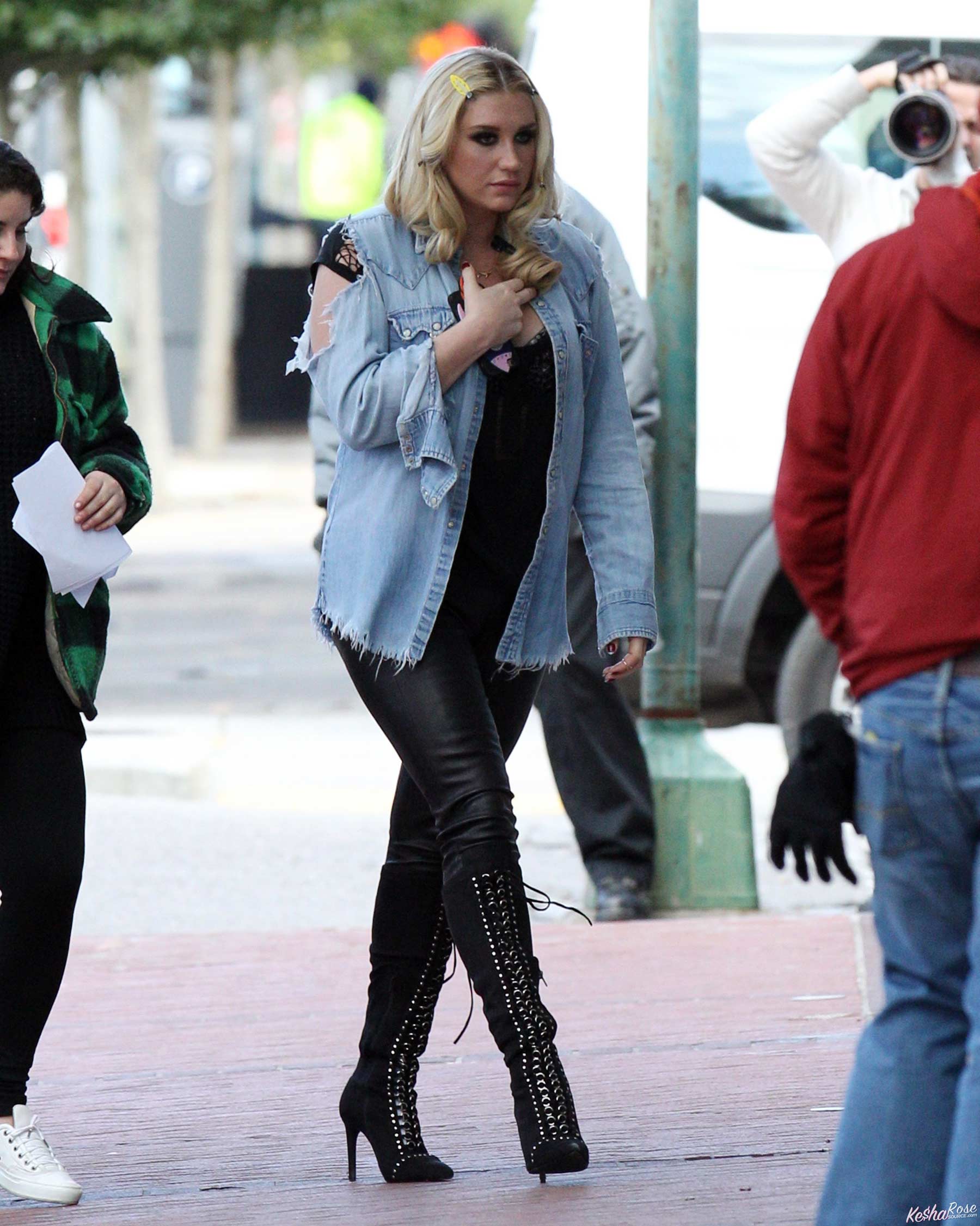 Kesha heading to the set of Bad Moms