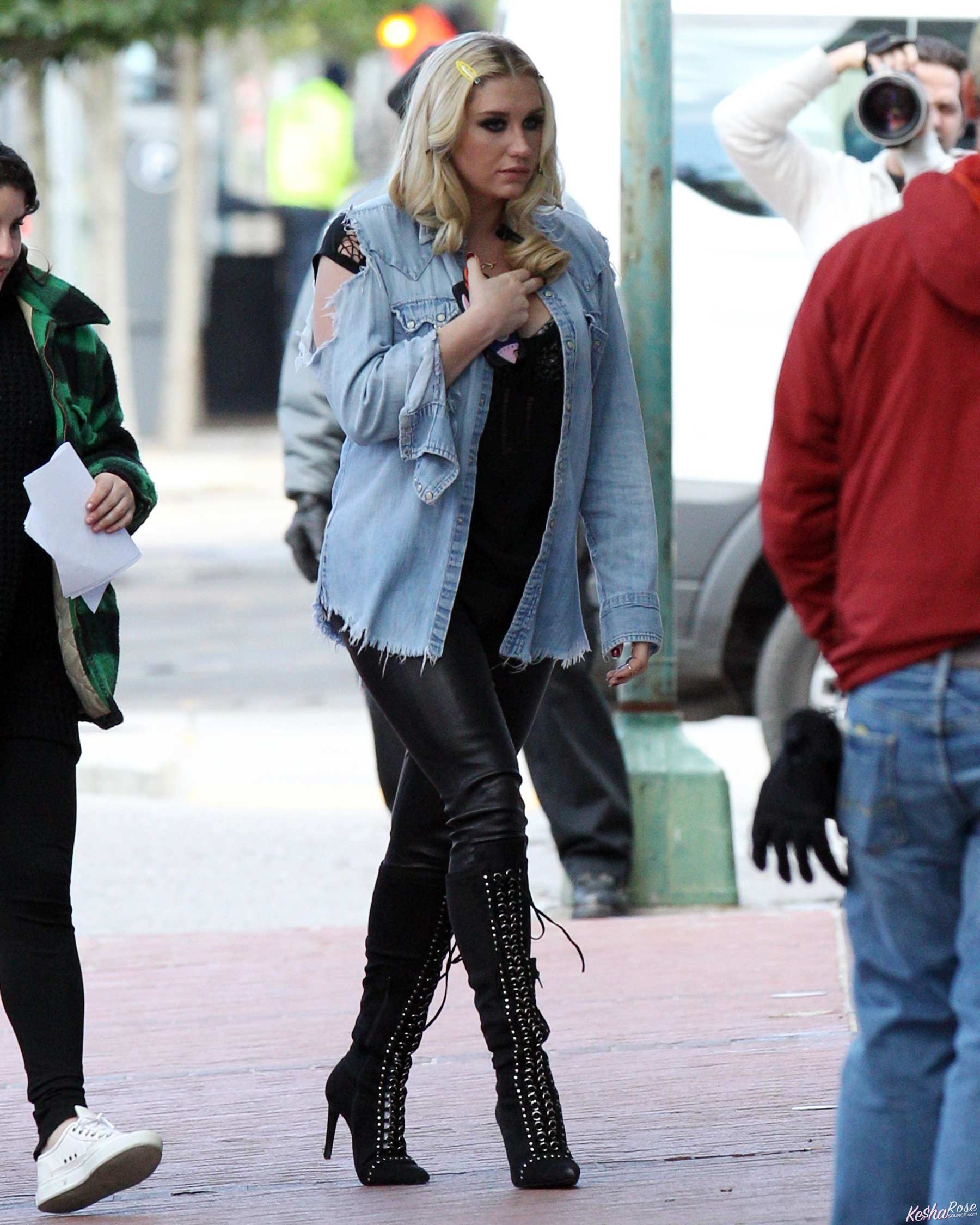 Kesha heading to the set of Bad Moms