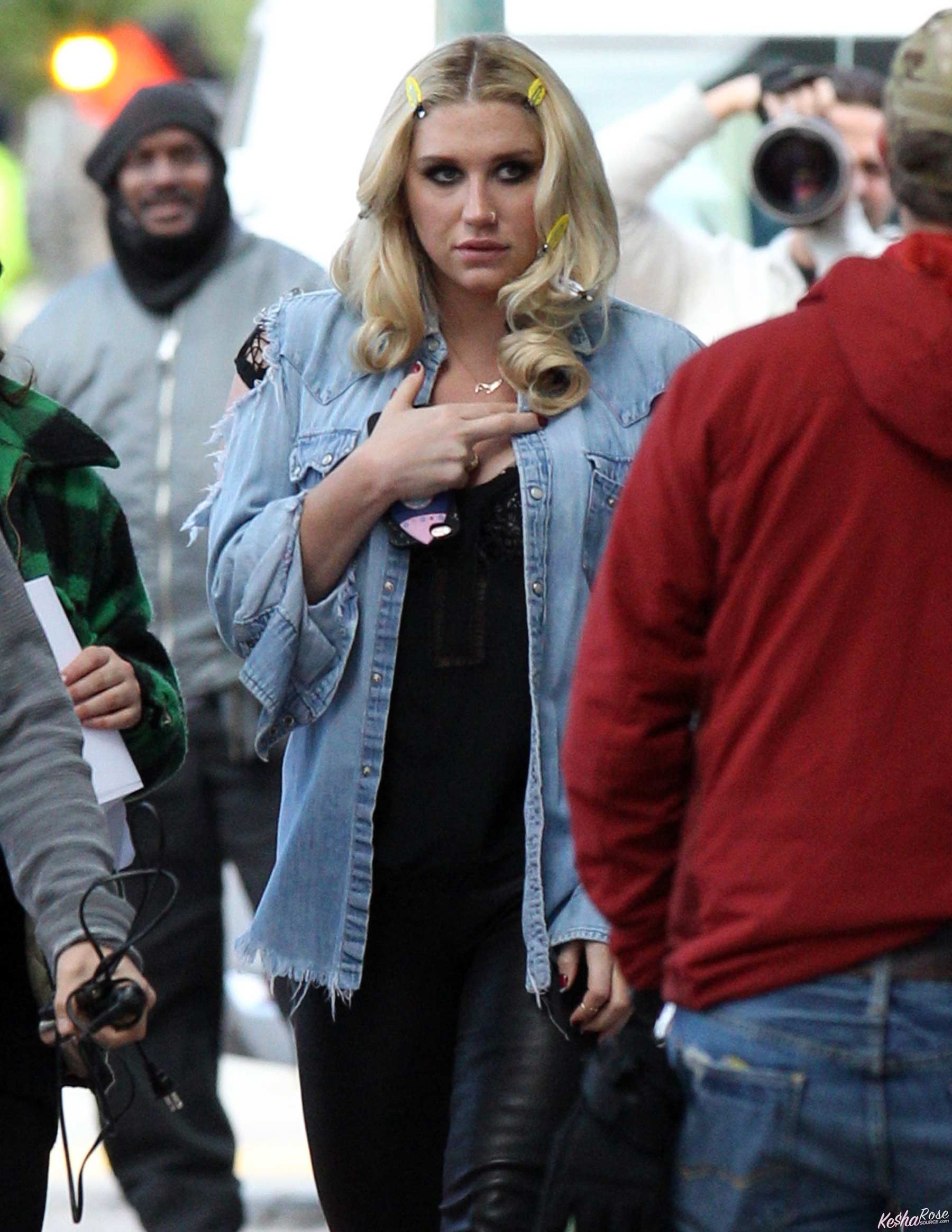Kesha heading to the set of Bad Moms