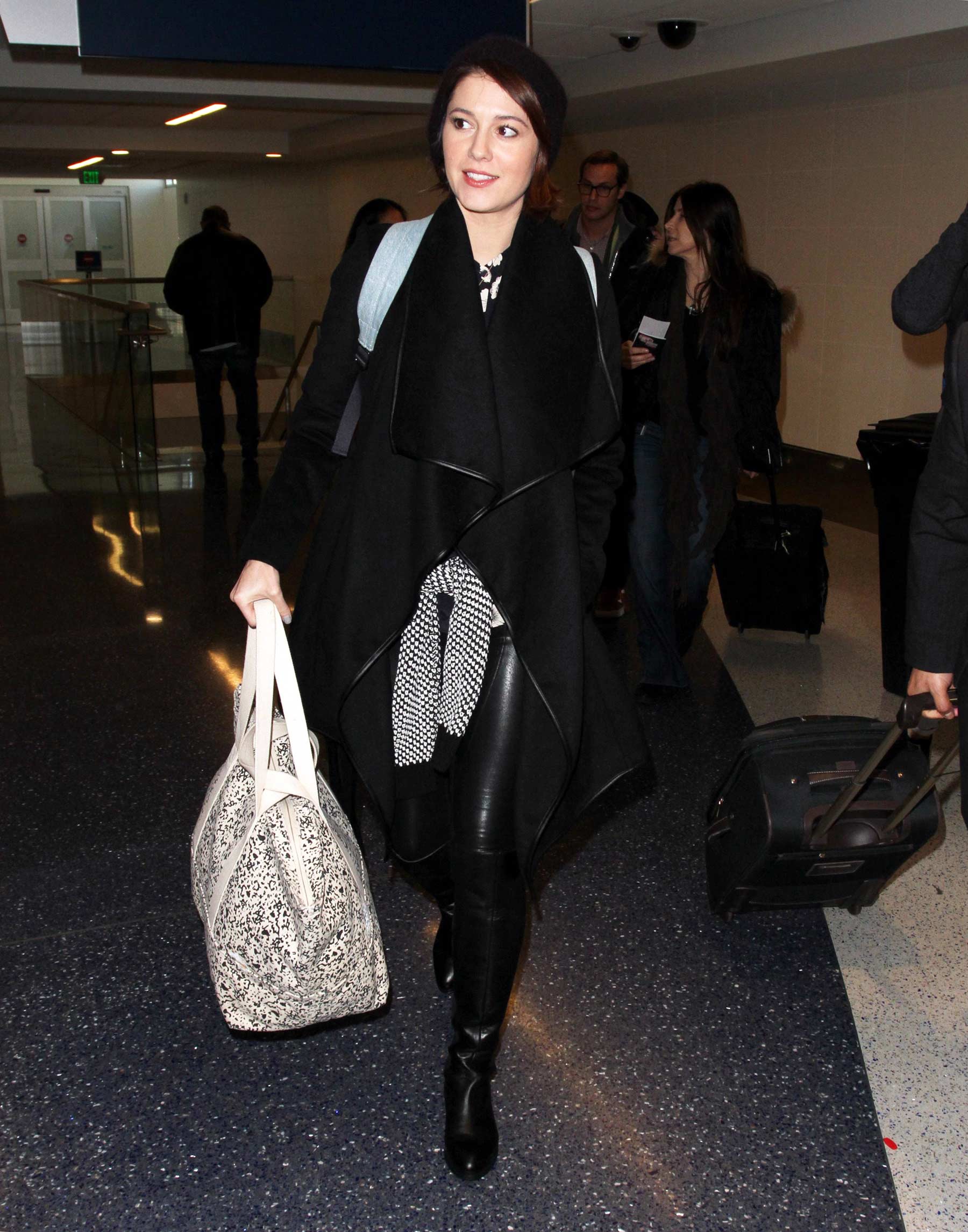 Mary Elizabeth Winstead arriving at the ariport