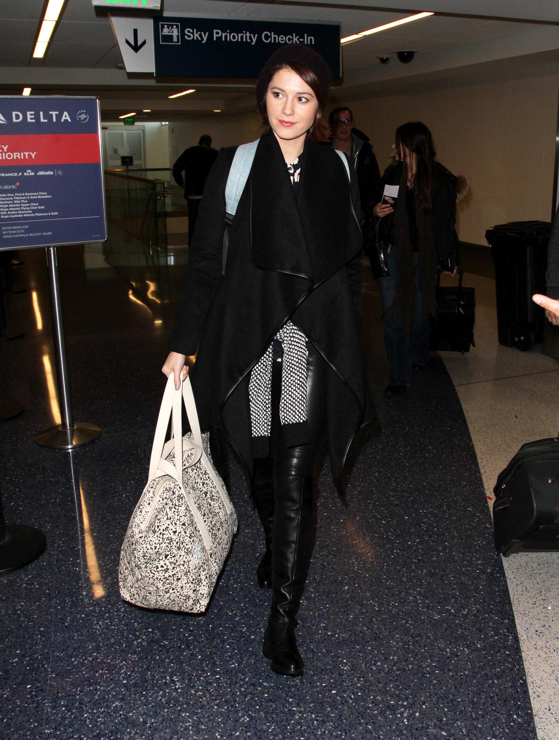 Mary Elizabeth Winstead arriving at the ariport