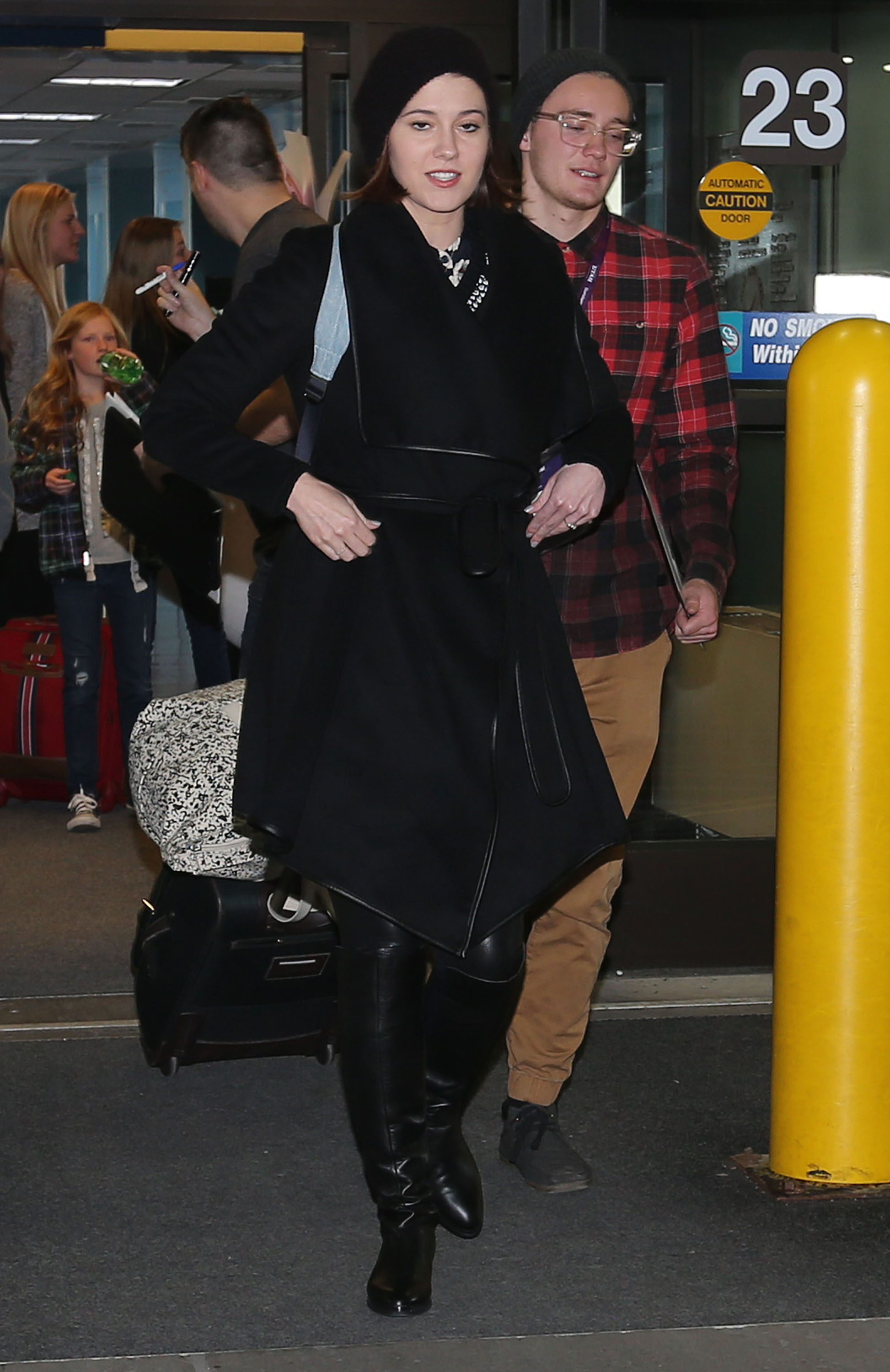 Mary Elizabeth Winstead arriving at the ariport
