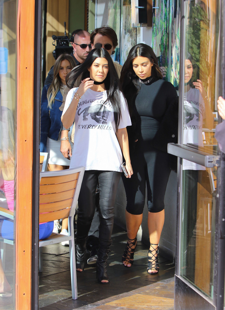 Kourtney Kardashian was seen with her sister Kim at Hugo’s Restaurant