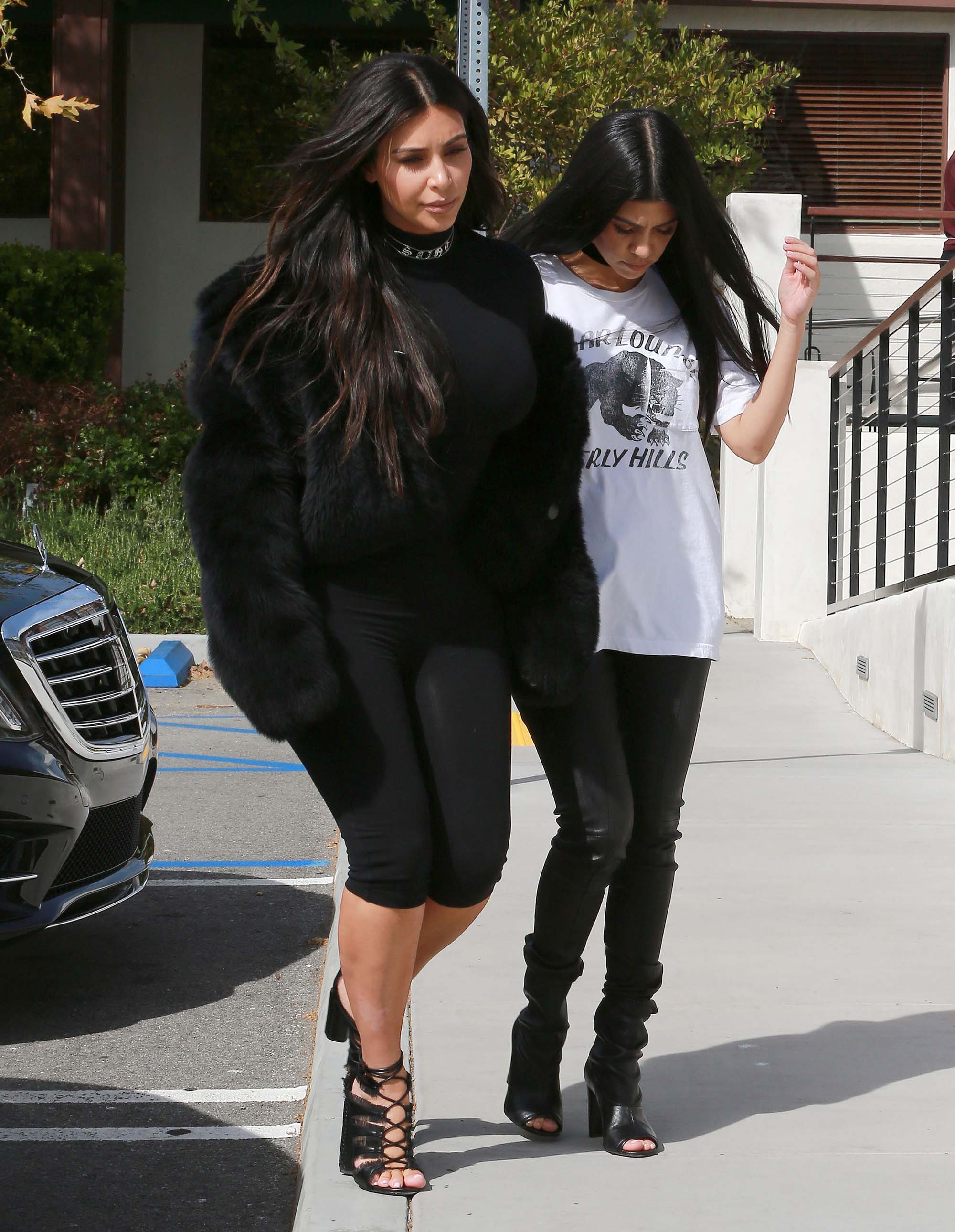 Kourtney Kardashian was seen with her sister Kim at Hugo’s Restaurant