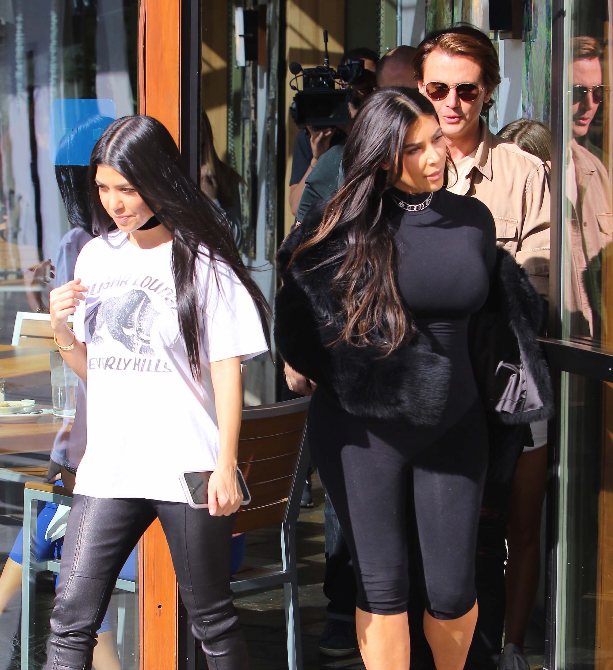 Kourtney Kardashian was seen with her sister Kim at Hugo’s Restaurant