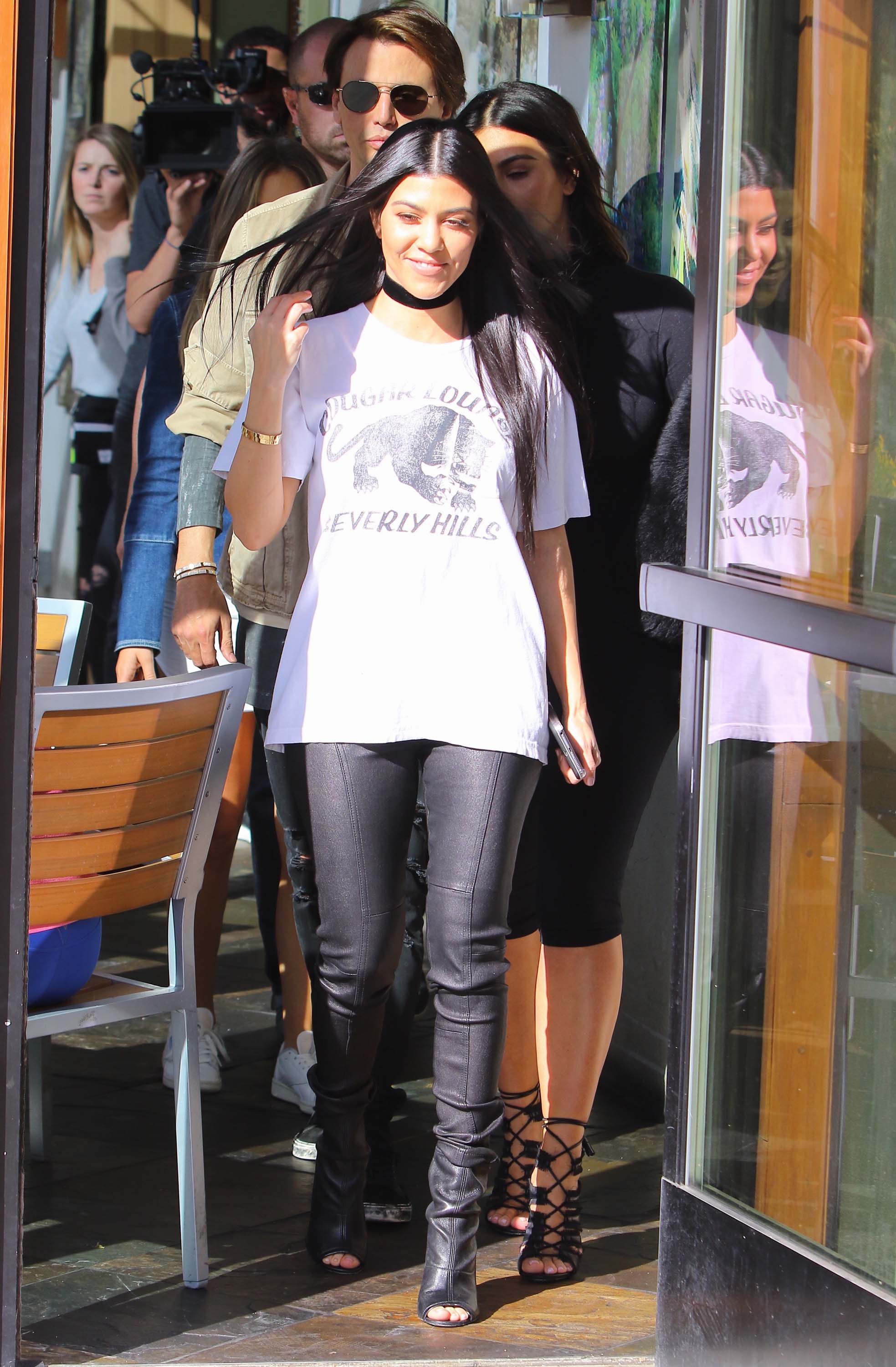 Kourtney Kardashian was seen with her sister Kim at Hugo’s Restaurant