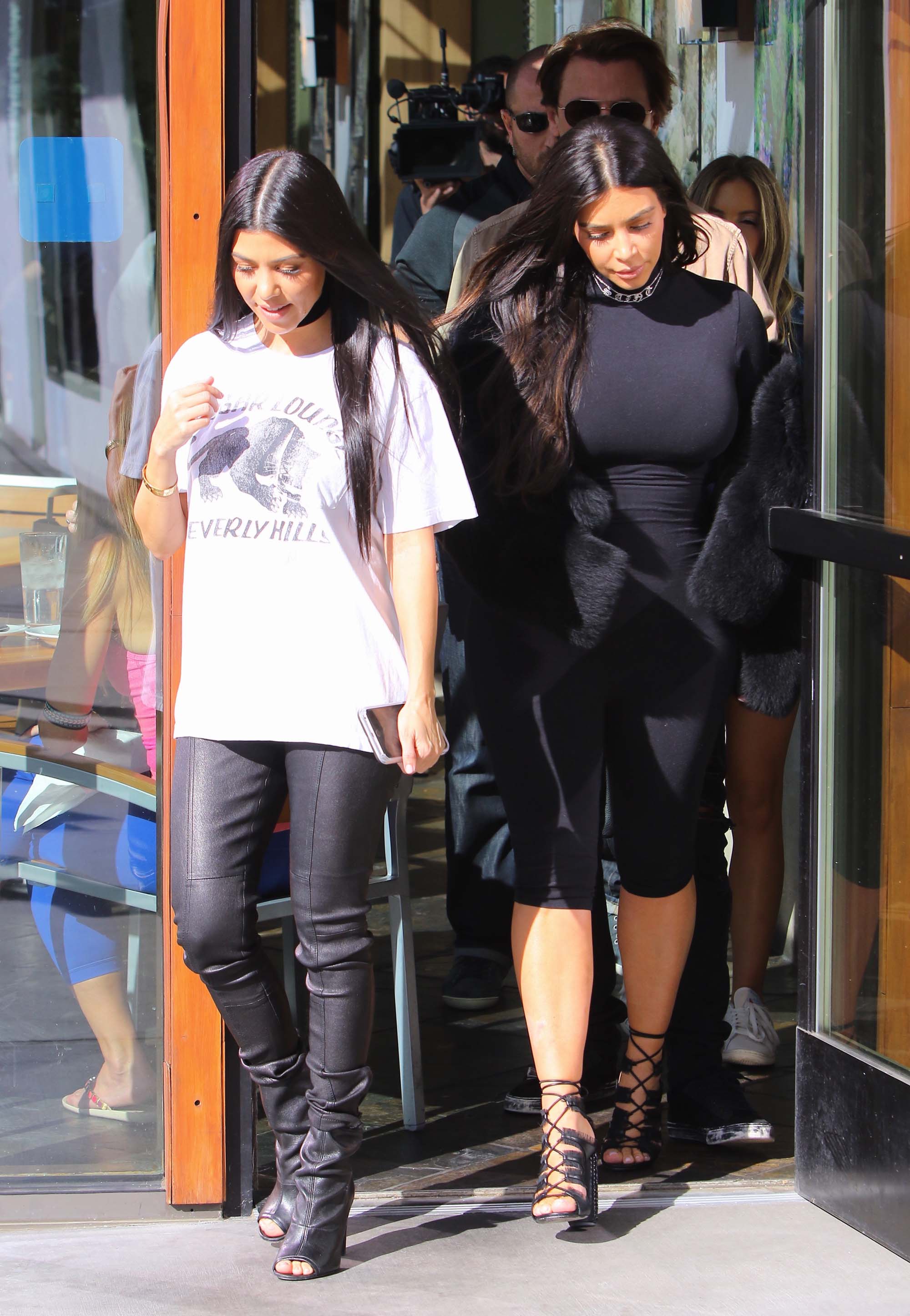 Kourtney Kardashian was seen with her sister Kim at Hugo’s Restaurant