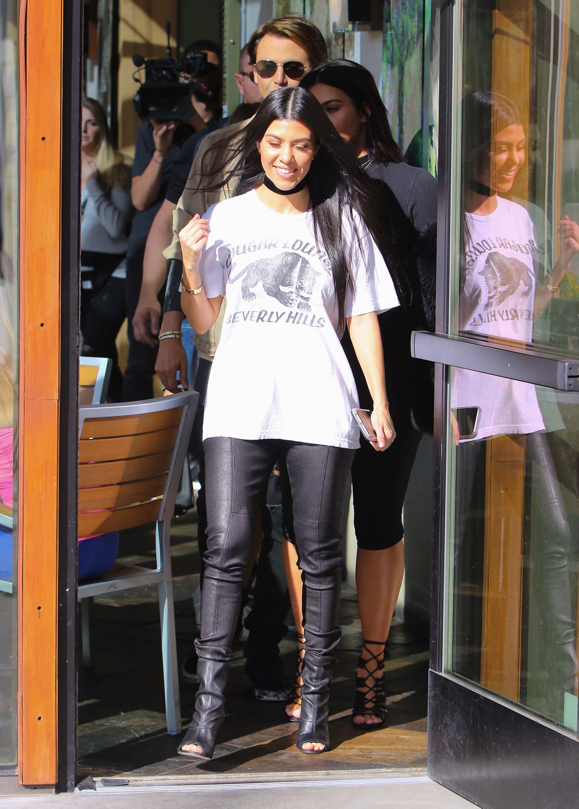 Kourtney Kardashian was seen with her sister Kim at Hugo’s Restaurant