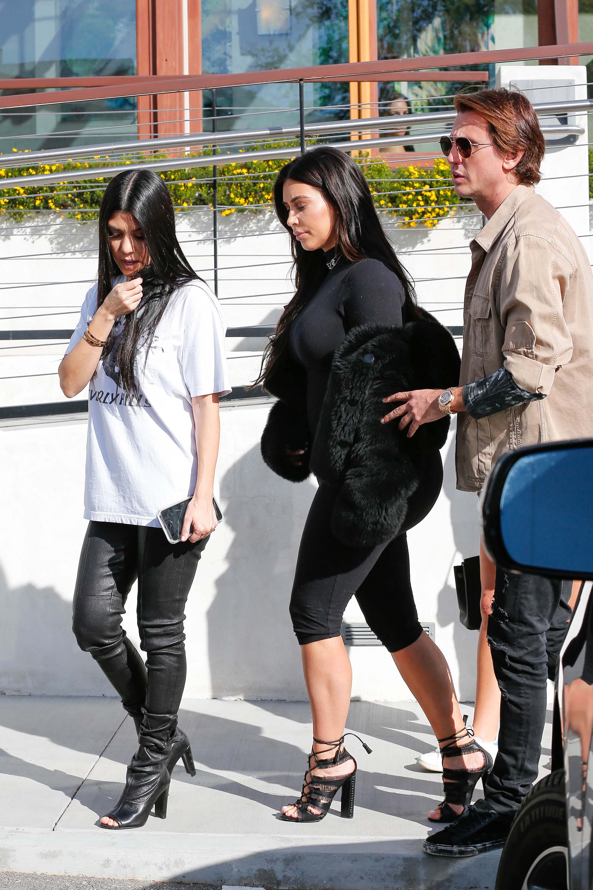 Kourtney Kardashian was seen with her sister Kim at Hugo’s Restaurant