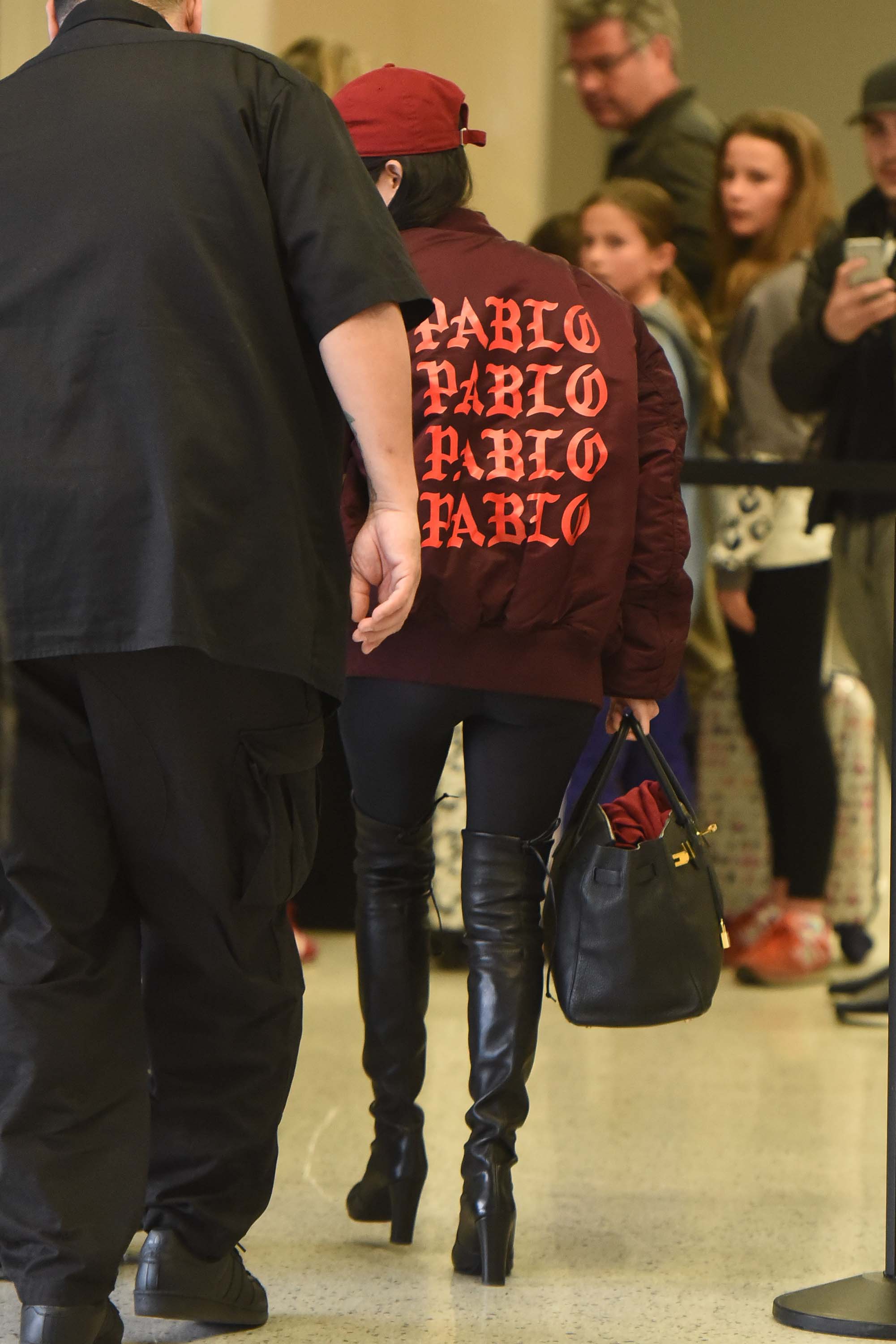 Kourtney Kardashian making her way through JFK airport