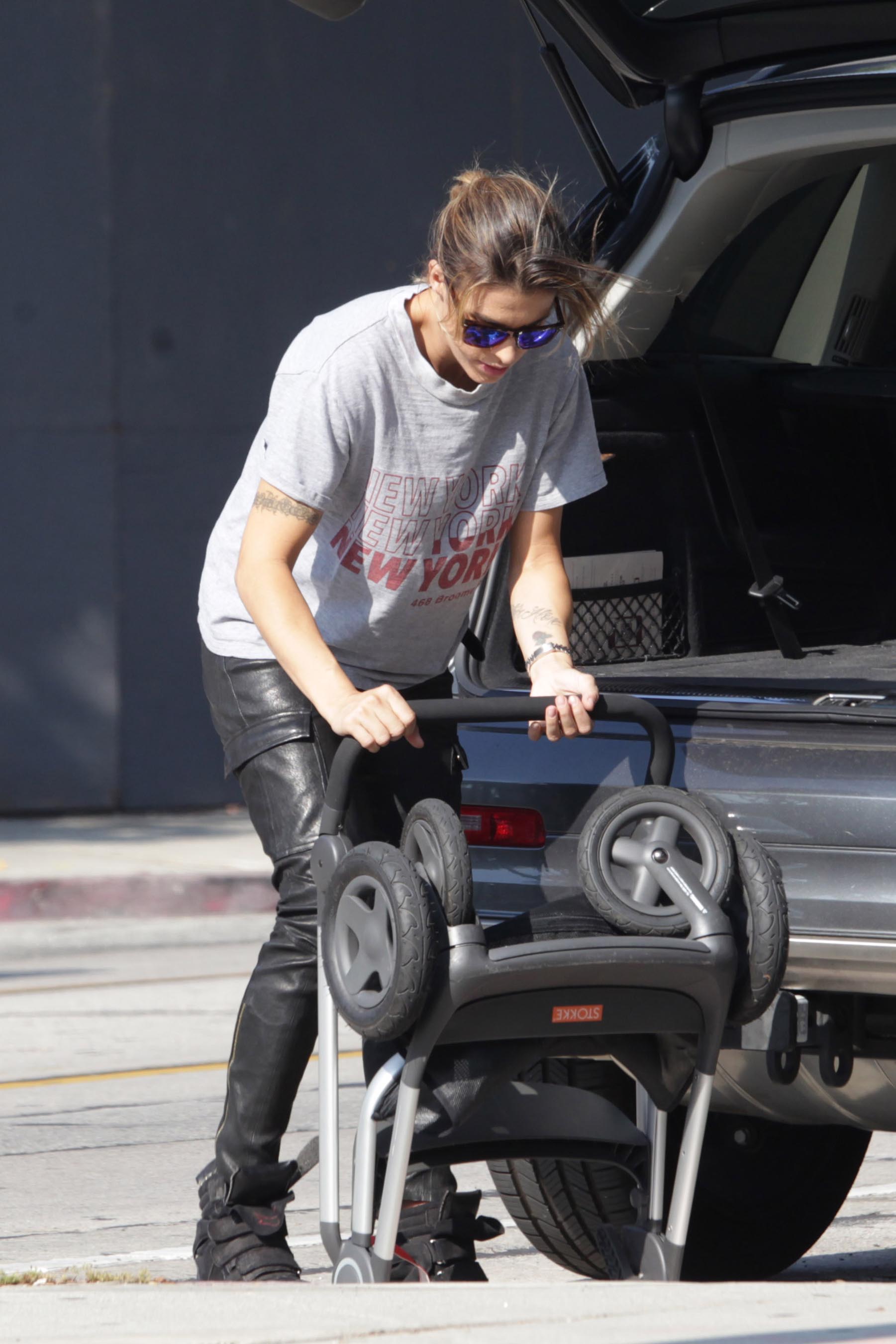 Elisabetta Canalis out for lunch at Urth Cafe