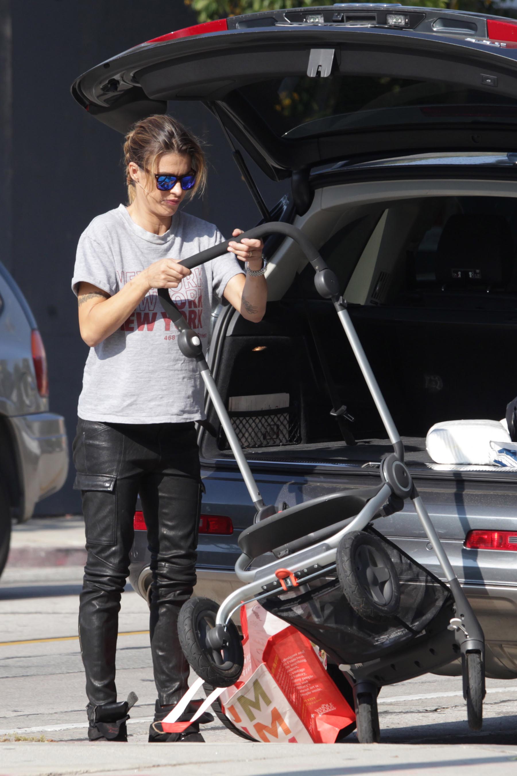 Elisabetta Canalis out for lunch at Urth Cafe