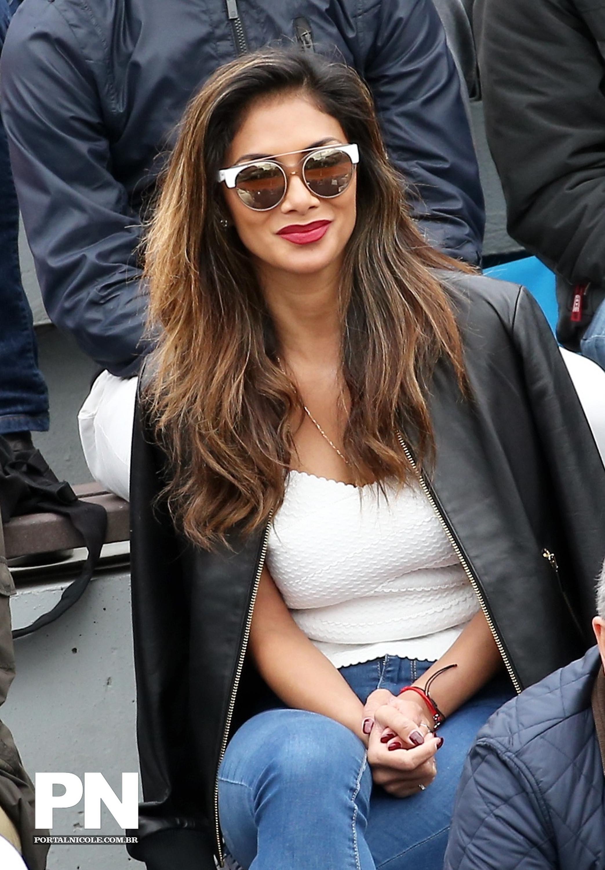 Nicole Scherzinger watching a tenis game