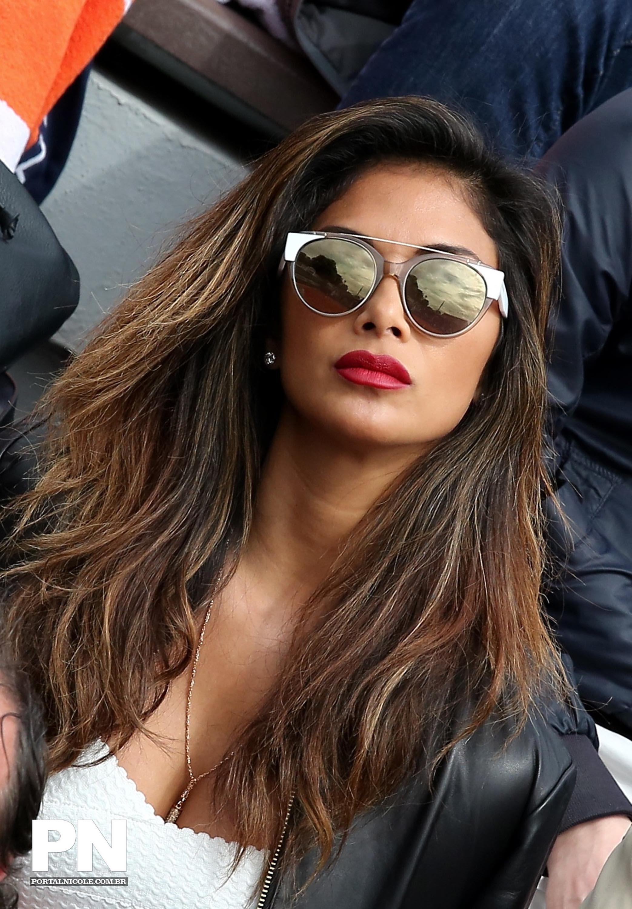 Nicole Scherzinger watching a tenis game