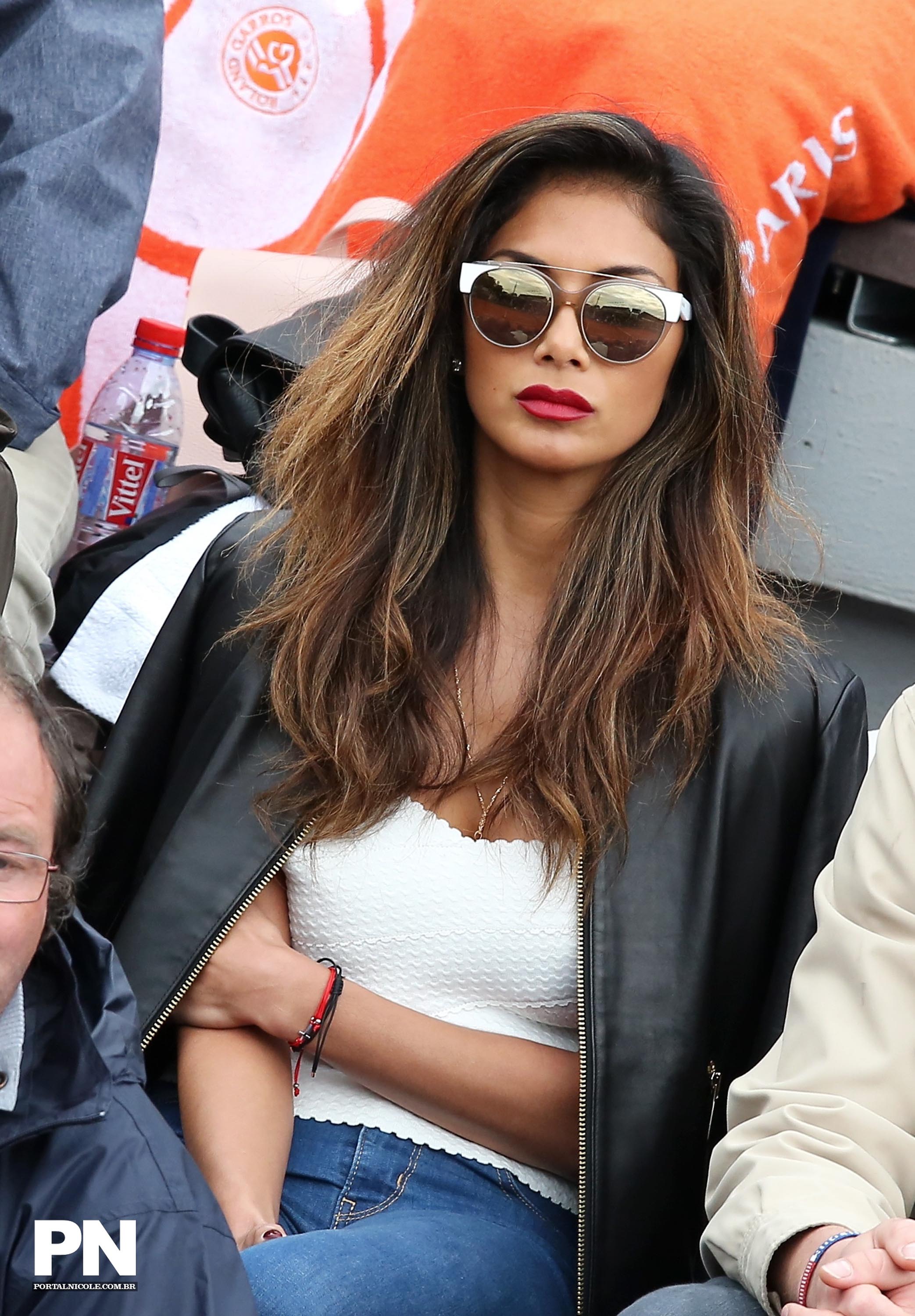 Nicole Scherzinger watching a tenis game