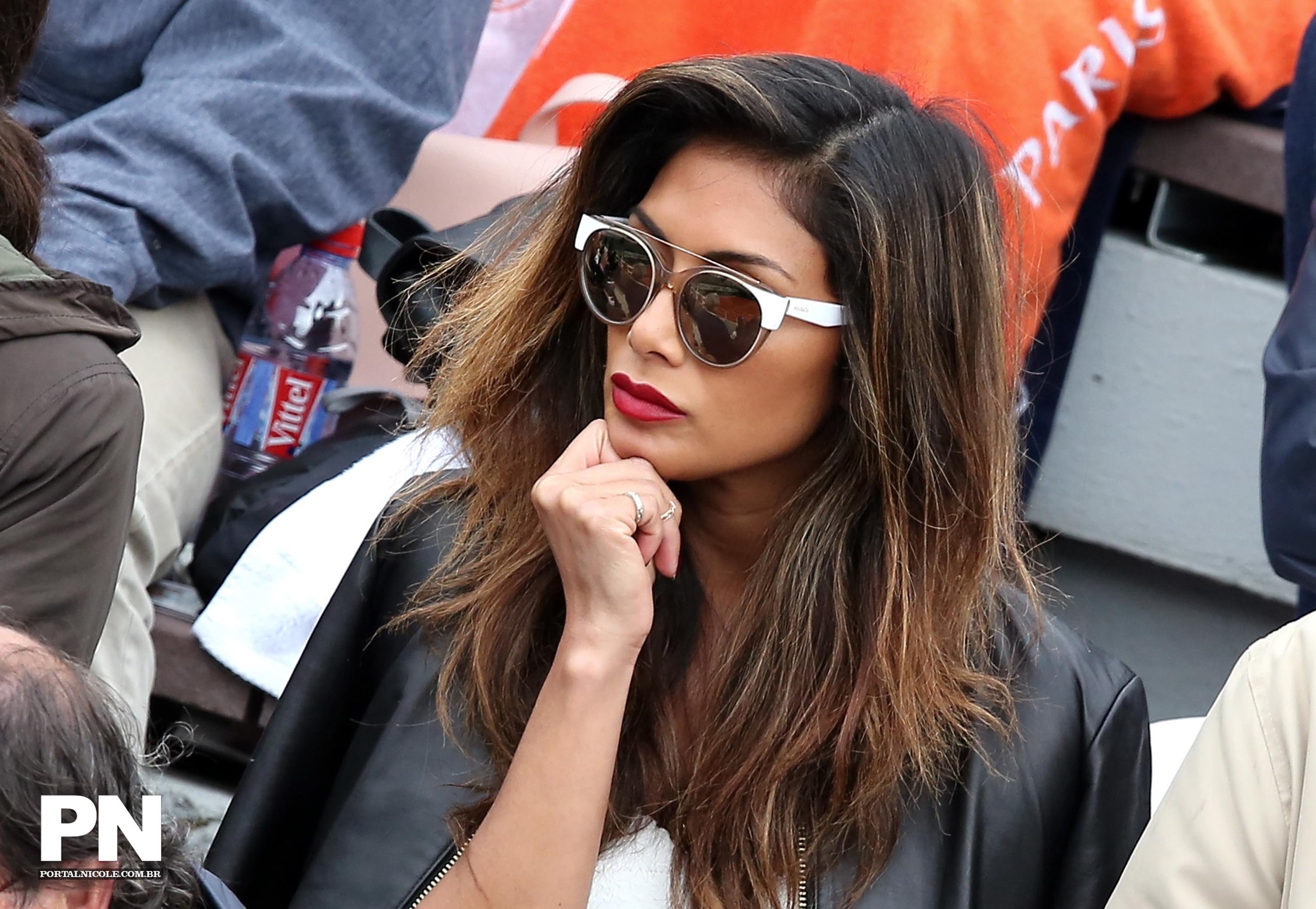 Nicole Scherzinger watching a tenis game