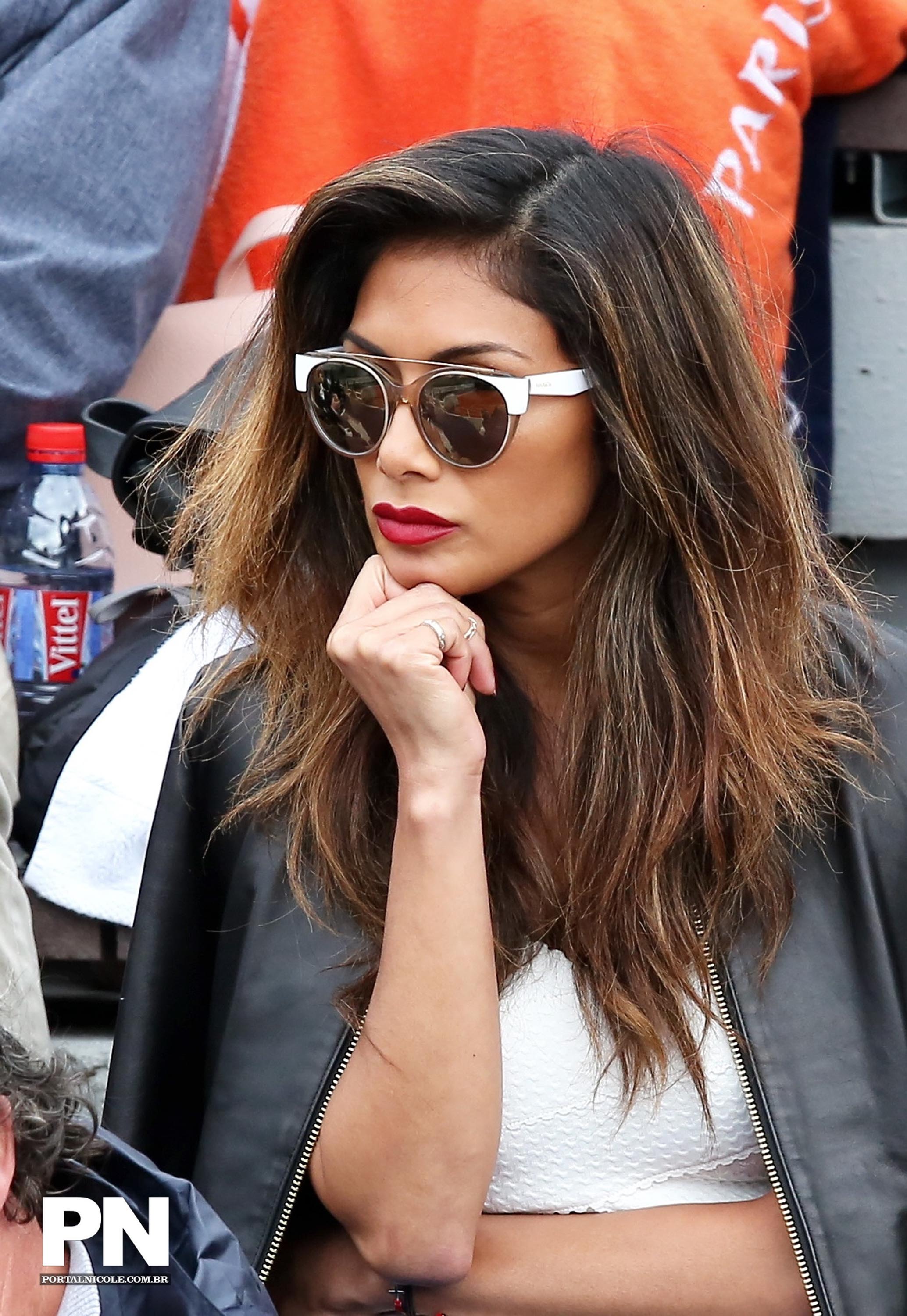 Nicole Scherzinger watching a tenis game