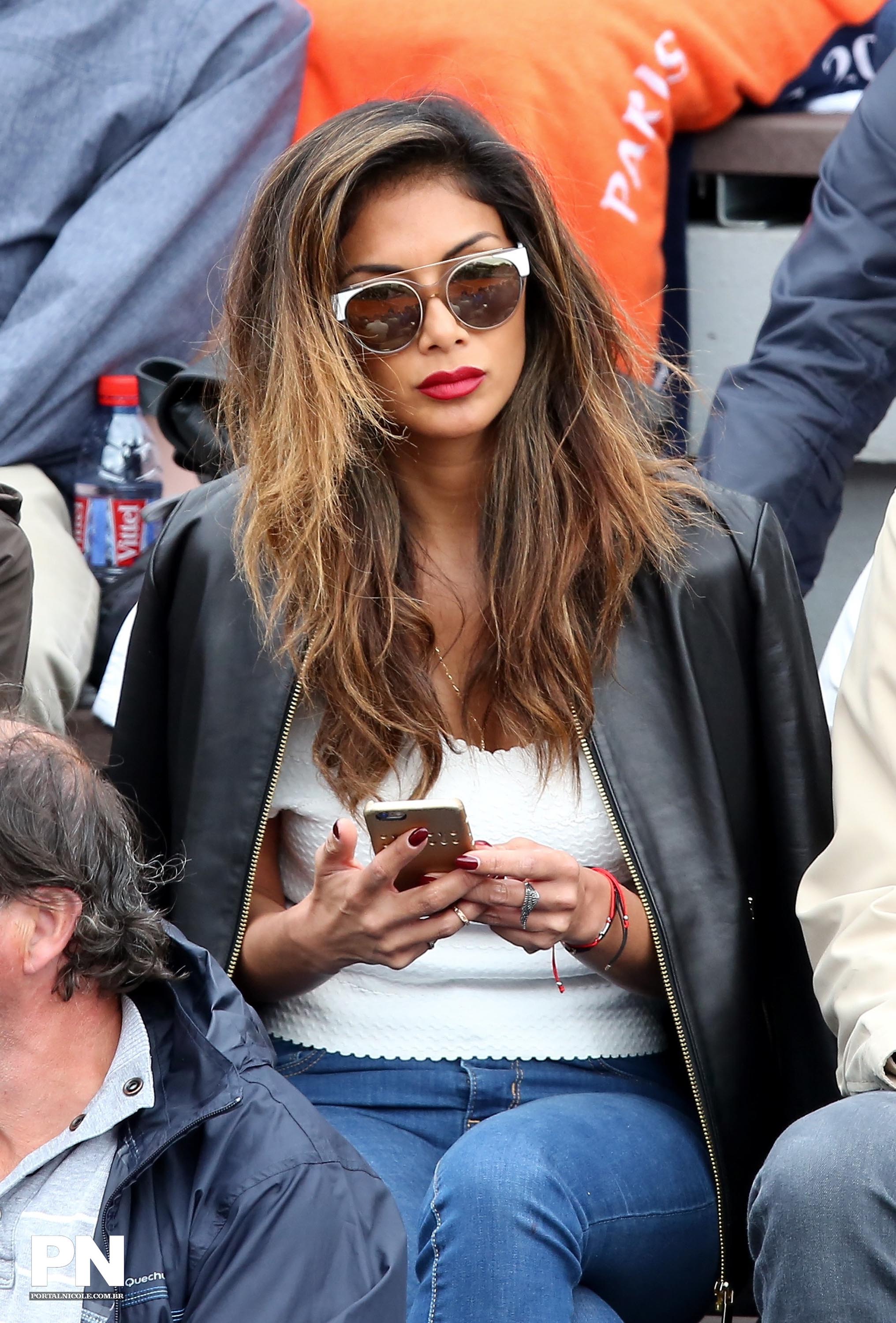 Nicole Scherzinger watching a tenis game