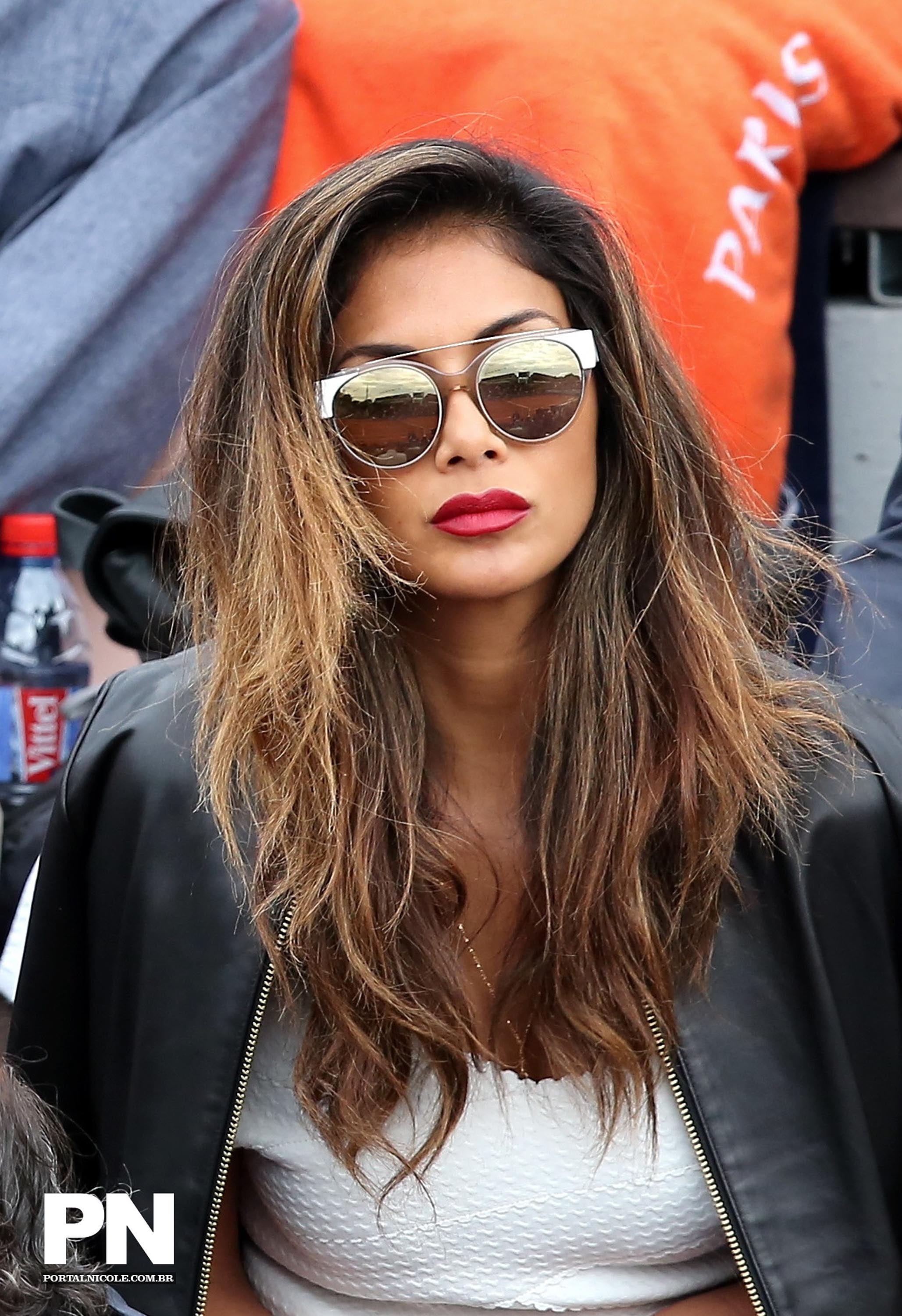 Nicole Scherzinger watching a tenis game