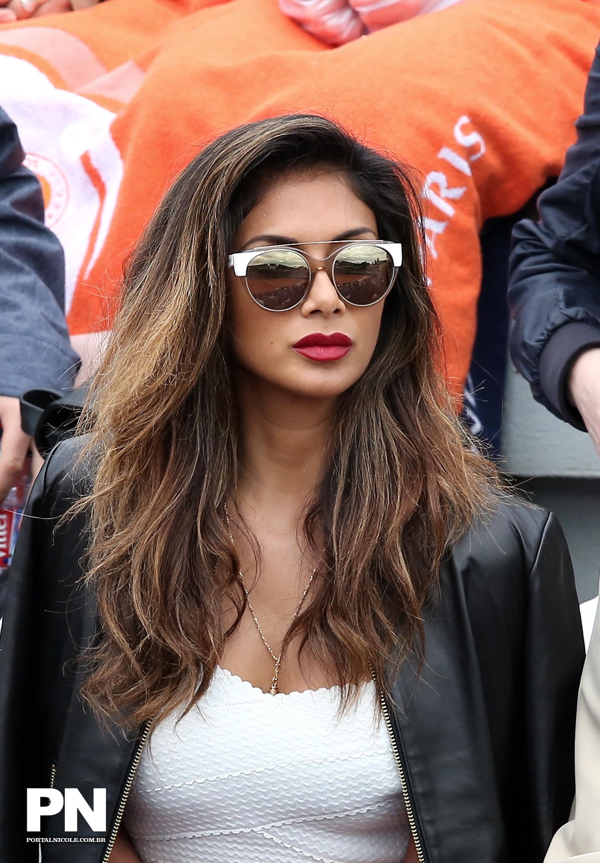 Nicole Scherzinger watching a tenis game