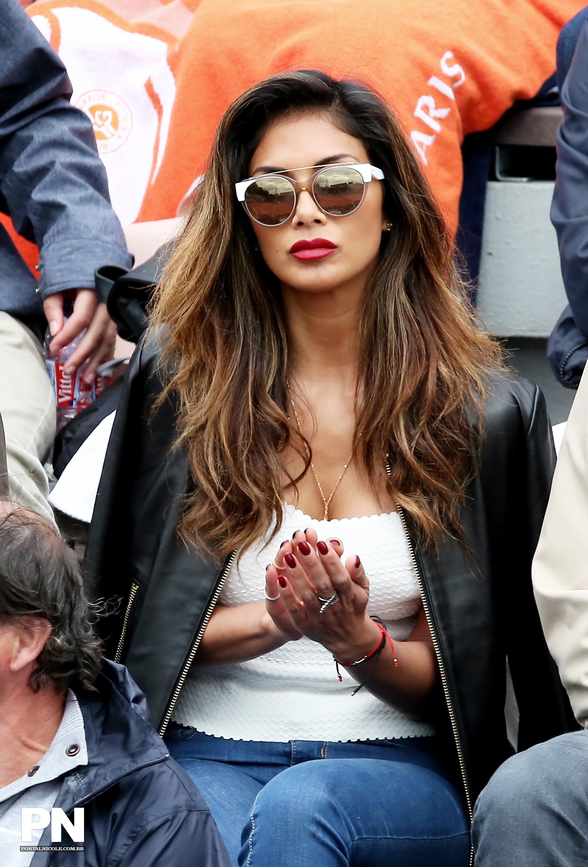 Nicole Scherzinger watching a tenis game