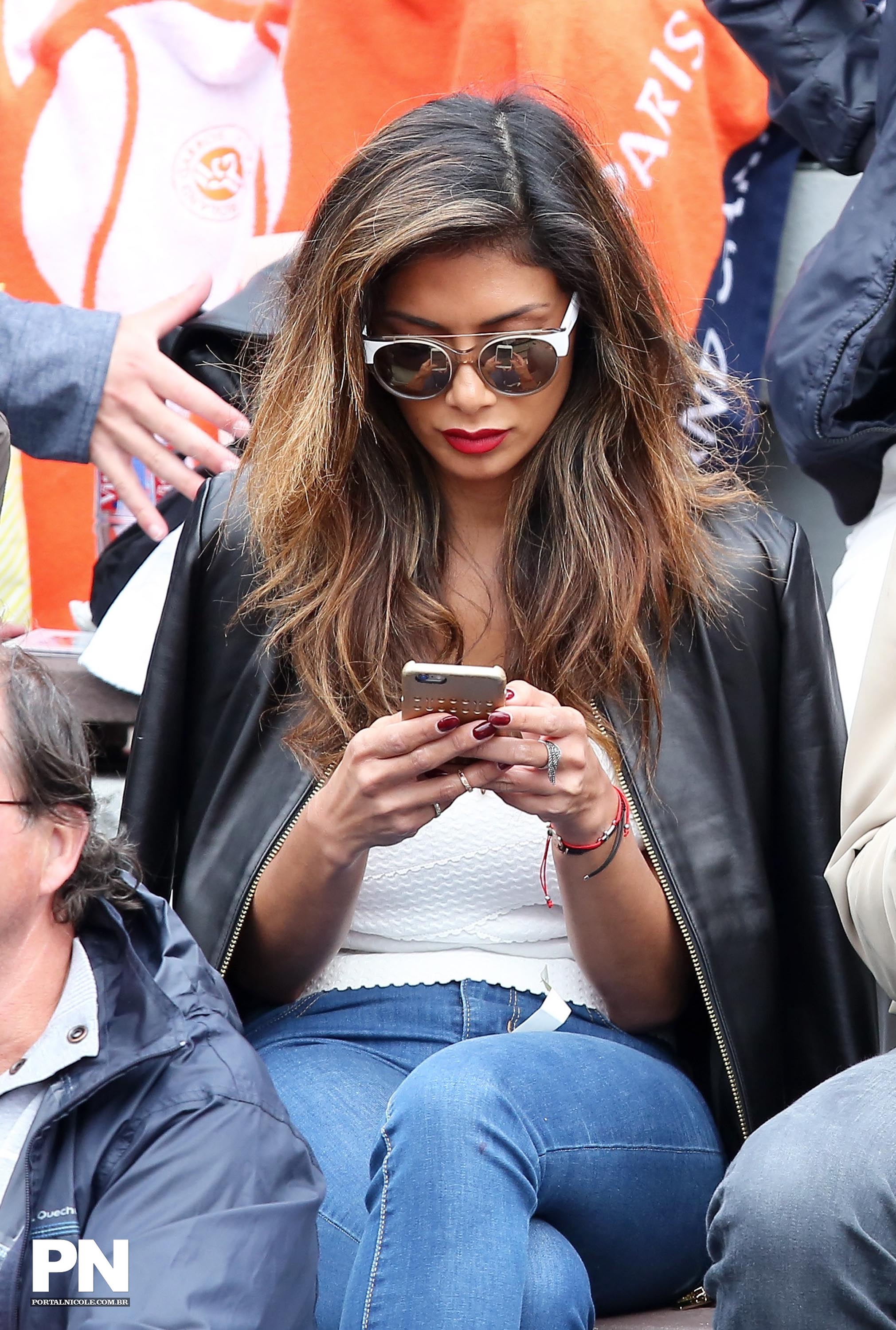 Nicole Scherzinger watching a tenis game